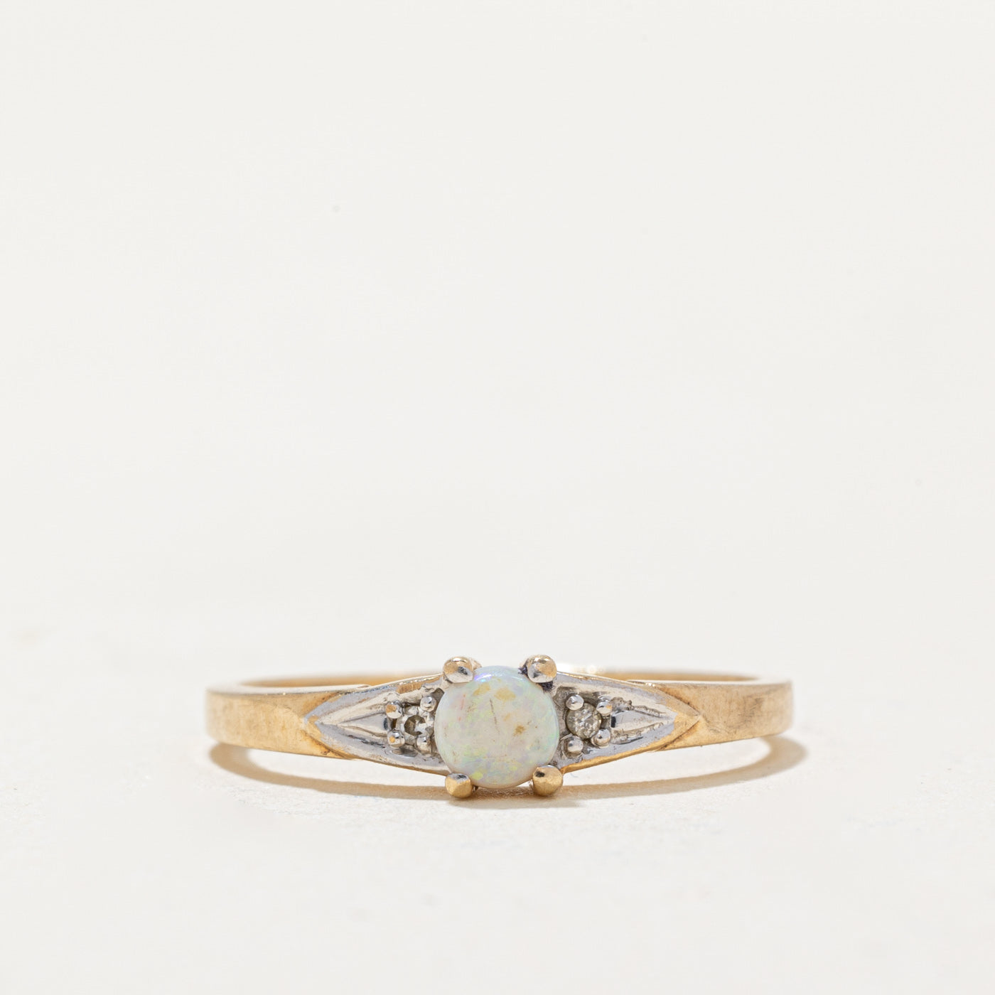 Bague en opale et diamants | 0,07 ct, 0,01 ct au total | Taille 3,75 |