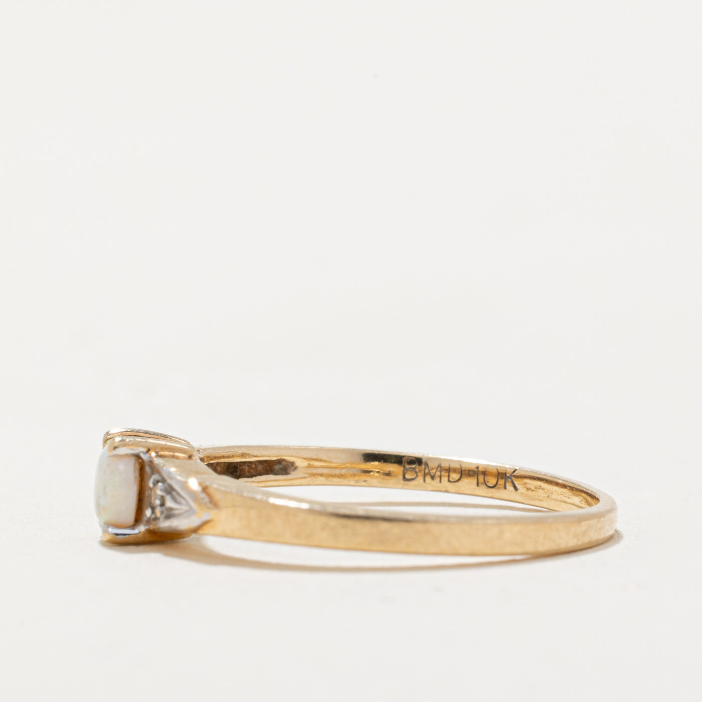 Bague en opale et diamants | 0,07 ct, 0,01 ct au total | Taille 3,75 |