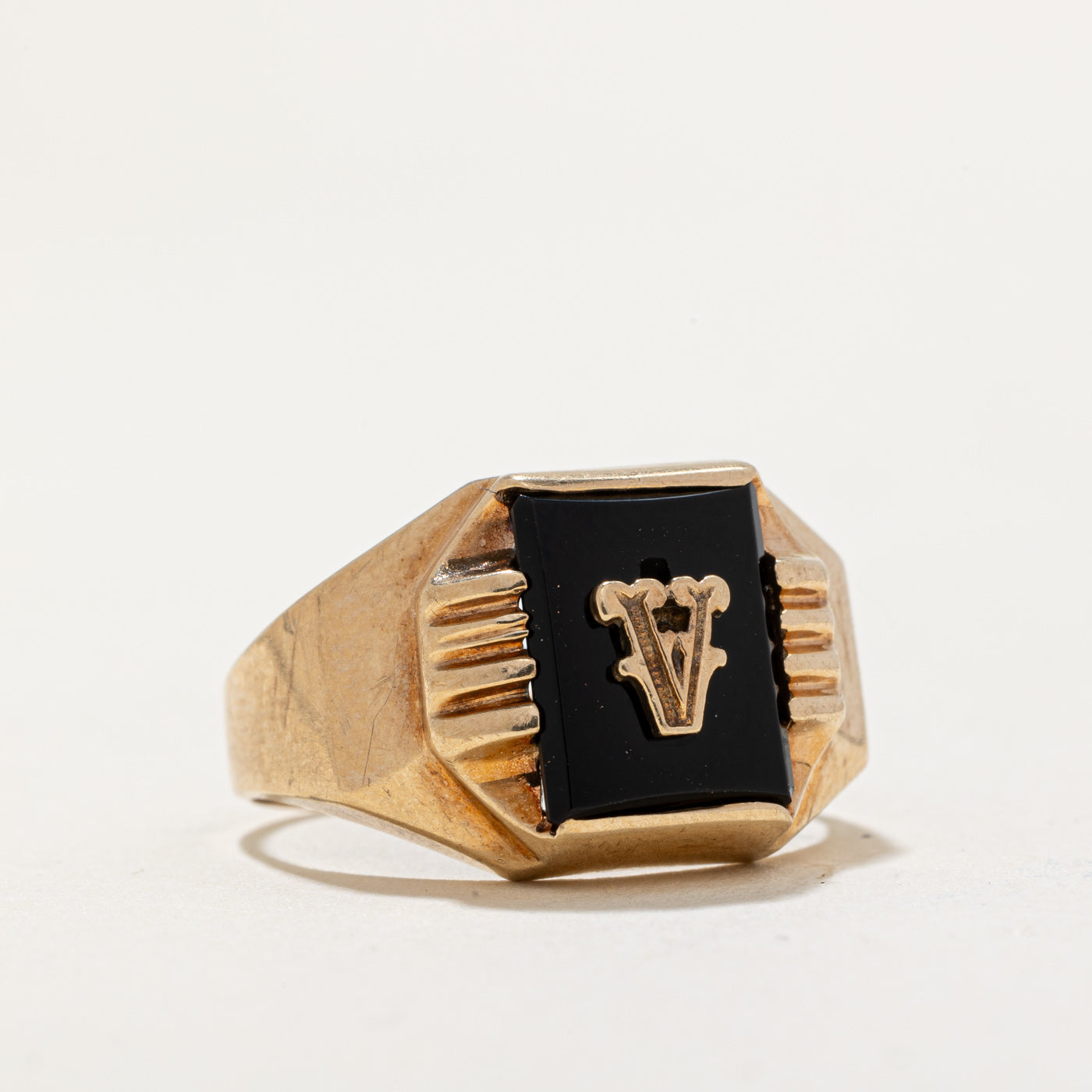 Bague chevalière en onyx « V » | 1,00 ct | Taille 6,5 |