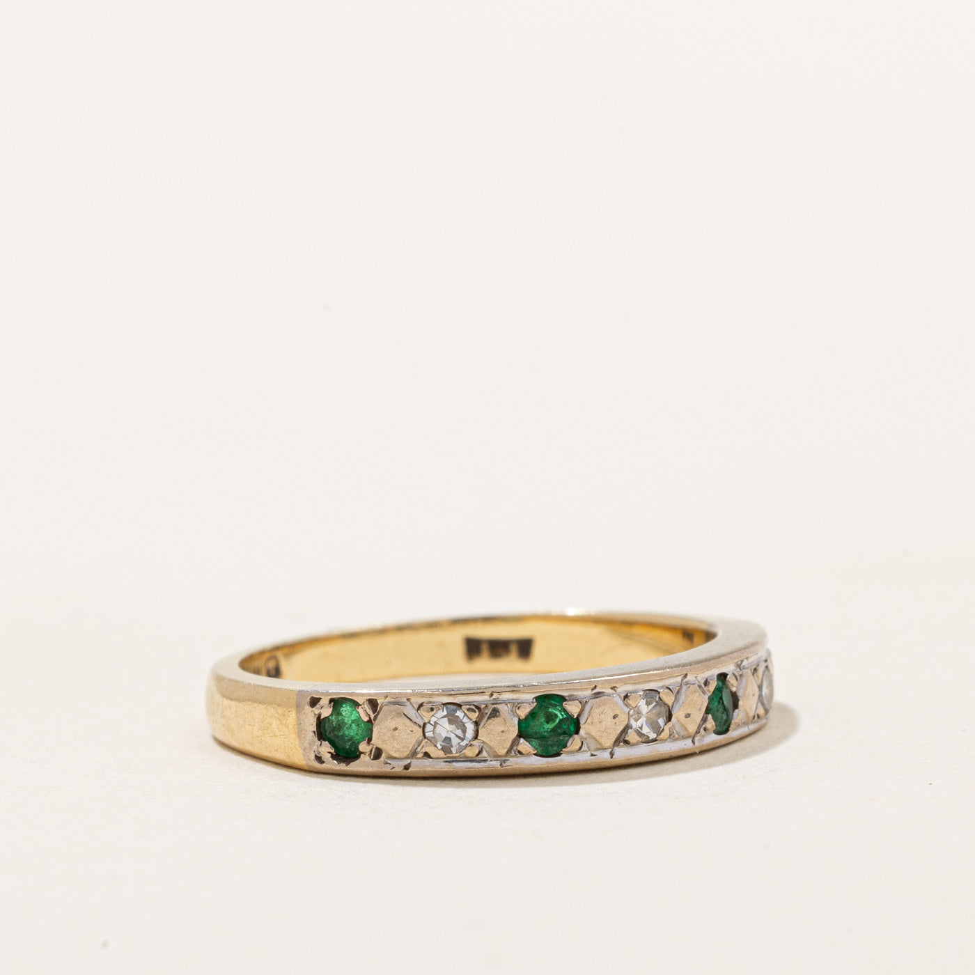 Bague Londres 1977 en émeraude et diamants | 0,12 ct, 0,045 ct | Taille 5,25 | 