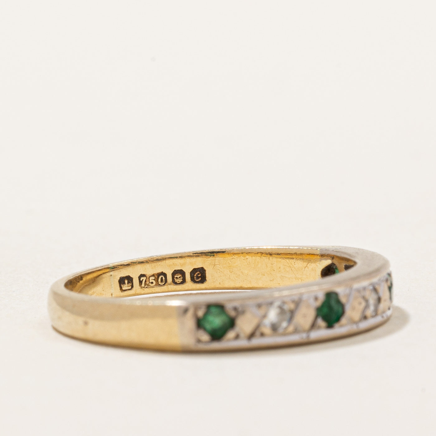 Bague Londres 1977 en émeraude et diamants | 0,12 ct, 0,045 ct | Taille 5,25 | 