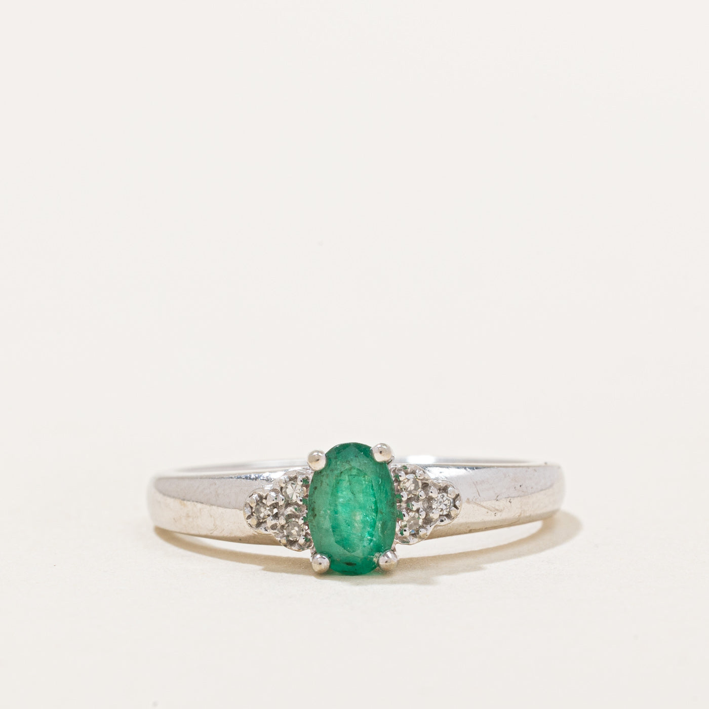 Bague émeraude et diamants | 0,35 ct, 0,02 ct au total | Taille 6,5 | 