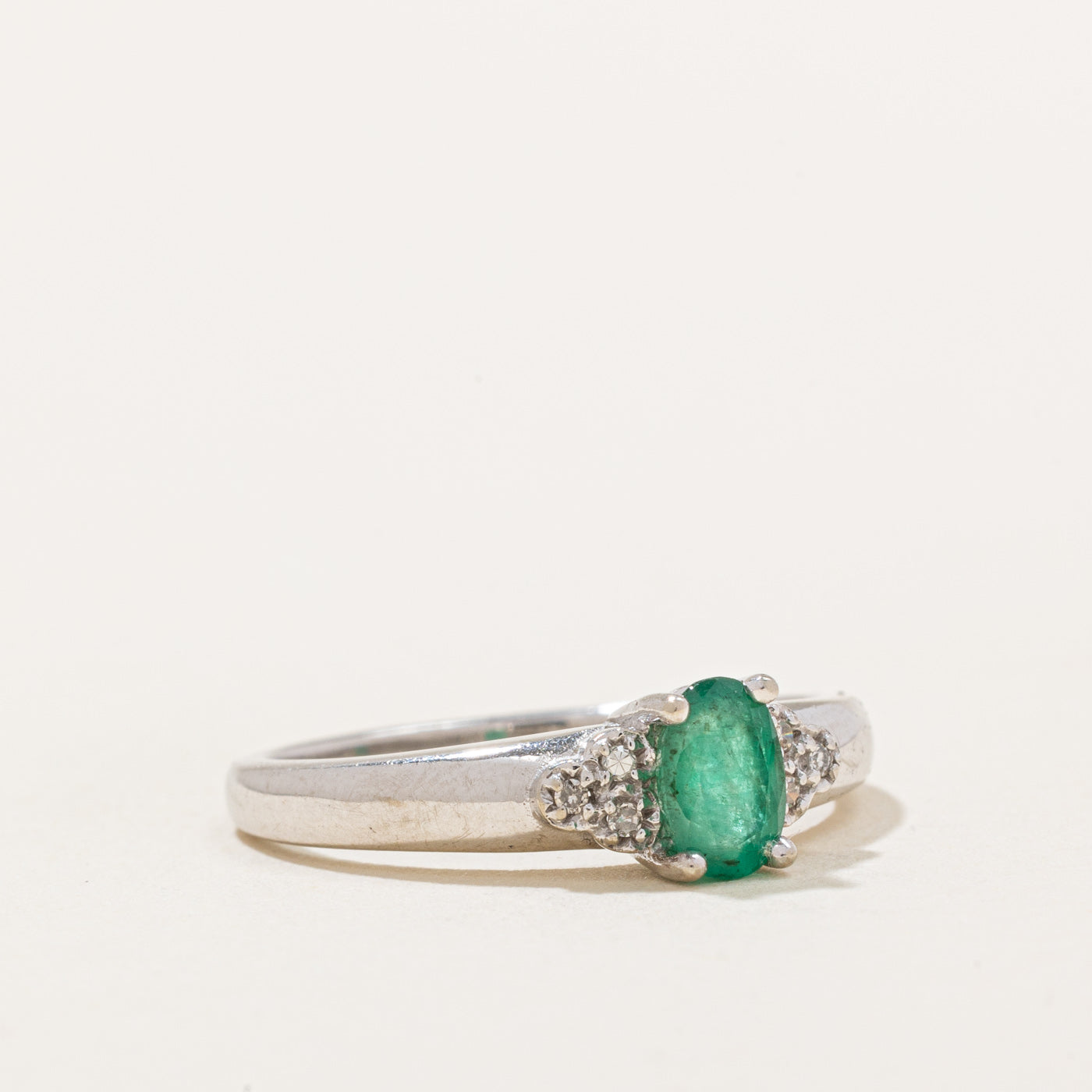 Bague émeraude et diamants | 0,35 ct, 0,02 ct au total | Taille 6,5 | 