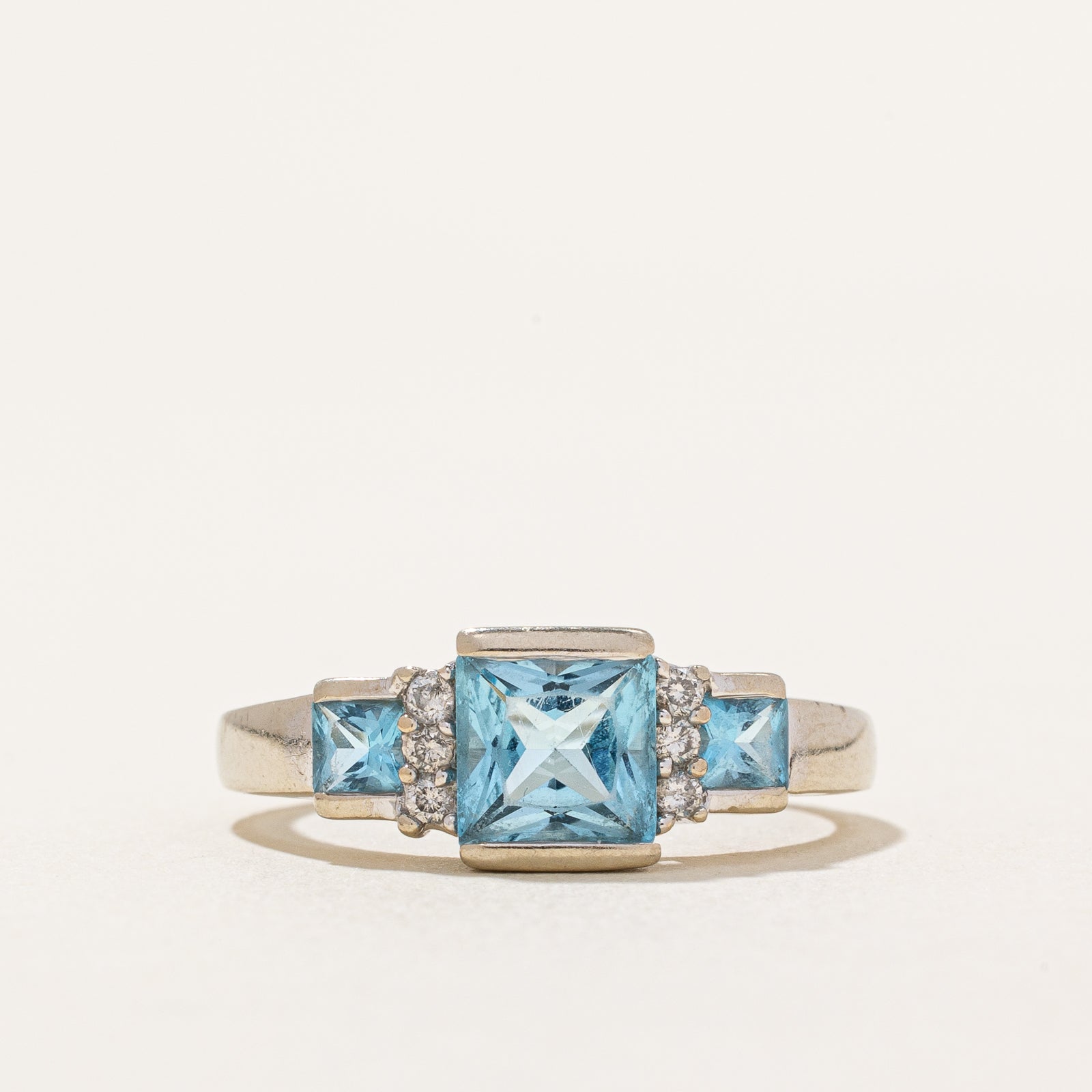 Bague en topaze bleue et diamants | 1,30 ct, 0,10 ct au total | Taille 6,75 | 