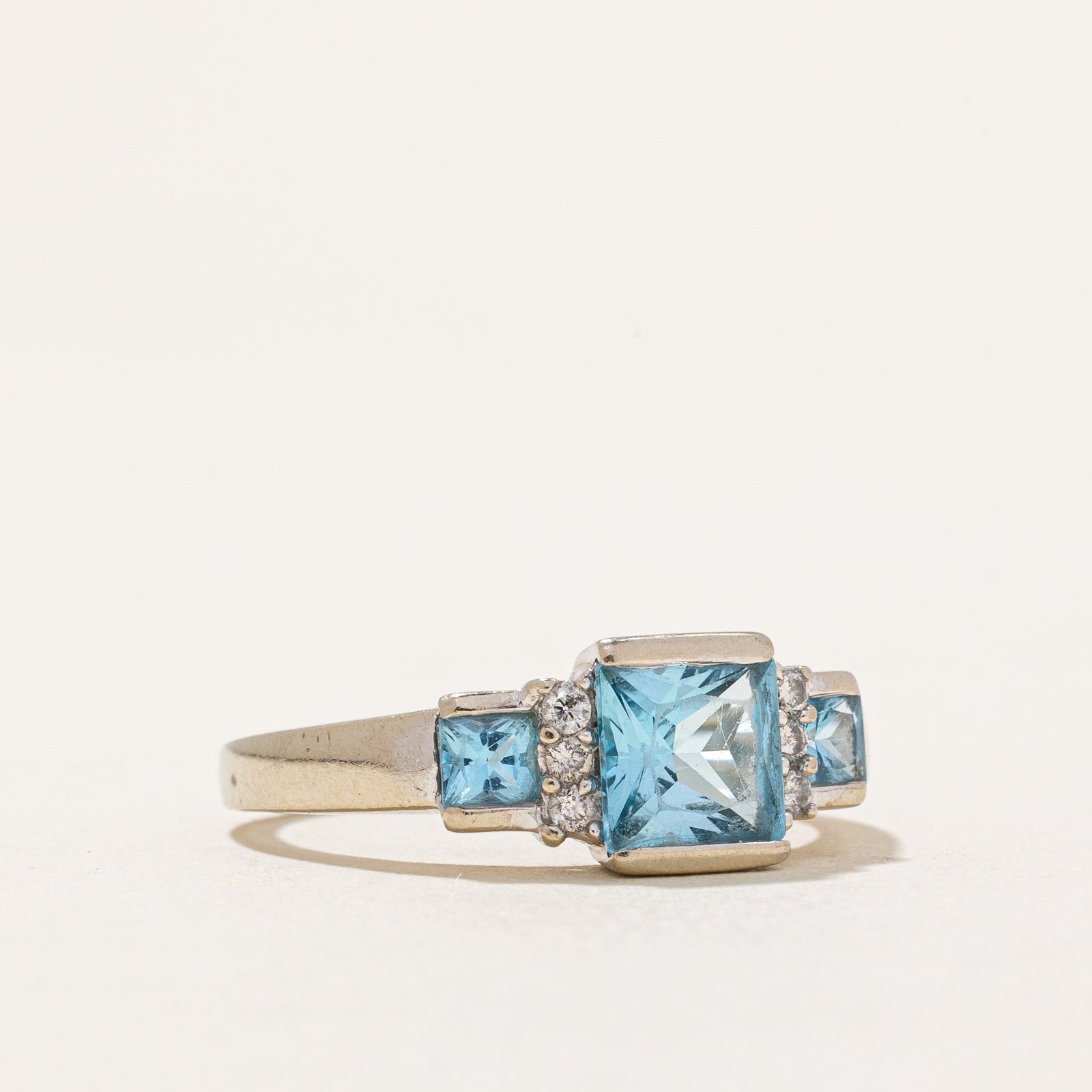 Bague en topaze bleue et diamants | 1,30 ct, 0,10 ct au total | Taille 6,75 | 