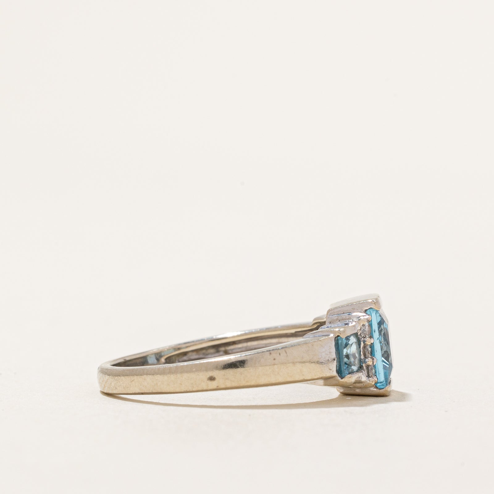 Bague en topaze bleue et diamants | 1,30 ct, 0,10 ct au total | Taille 6,75 | 