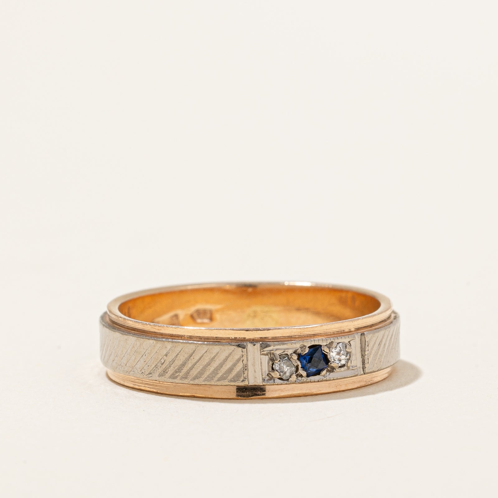 Bague arménienne en diamants et saphirs synthétiques de 1980 | 0,04 ct au total, 0,03 ct | Taille 8,25 | 