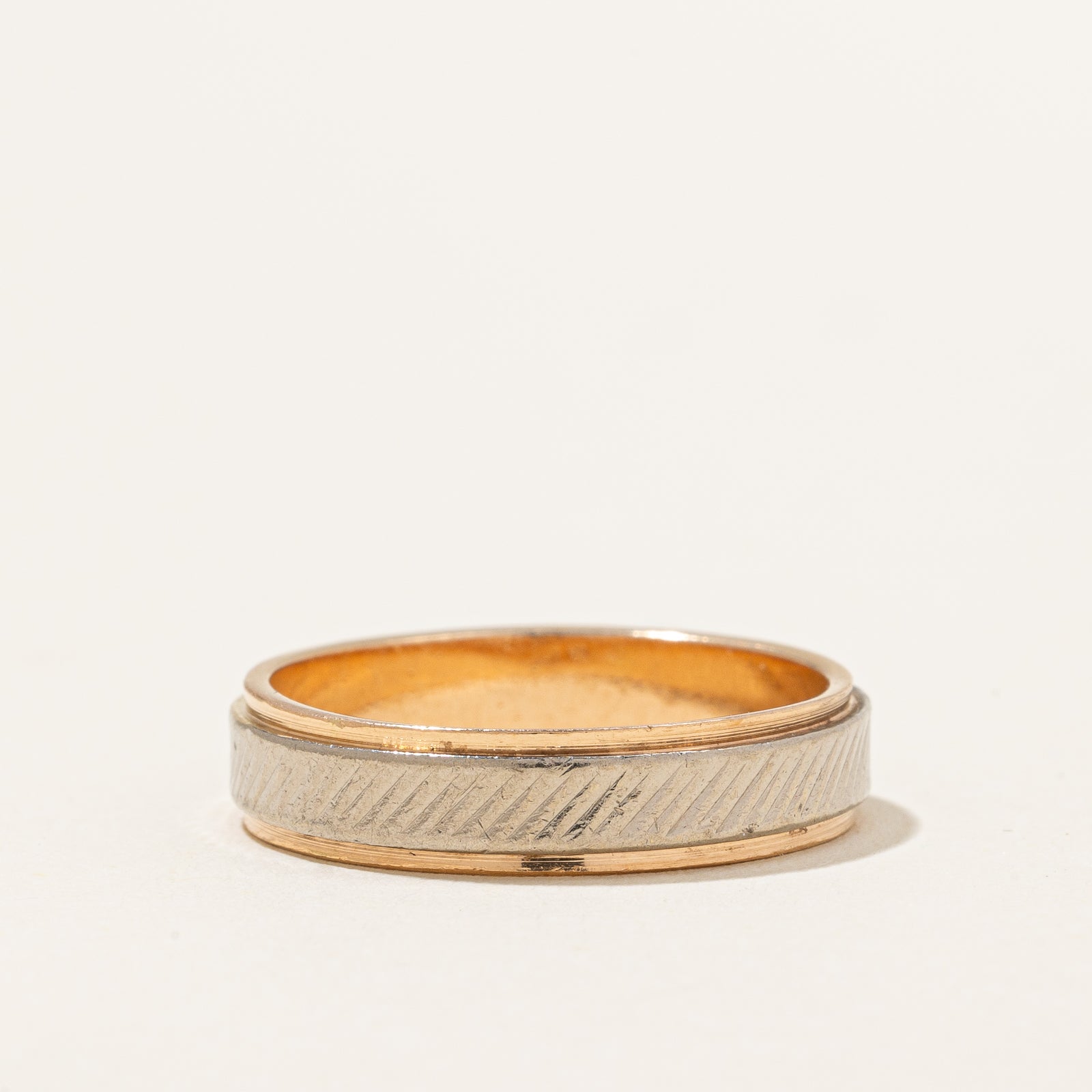Bague arménienne en diamants et saphirs synthétiques de 1980 | 0,04 ct au total, 0,03 ct | Taille 8,25 | 