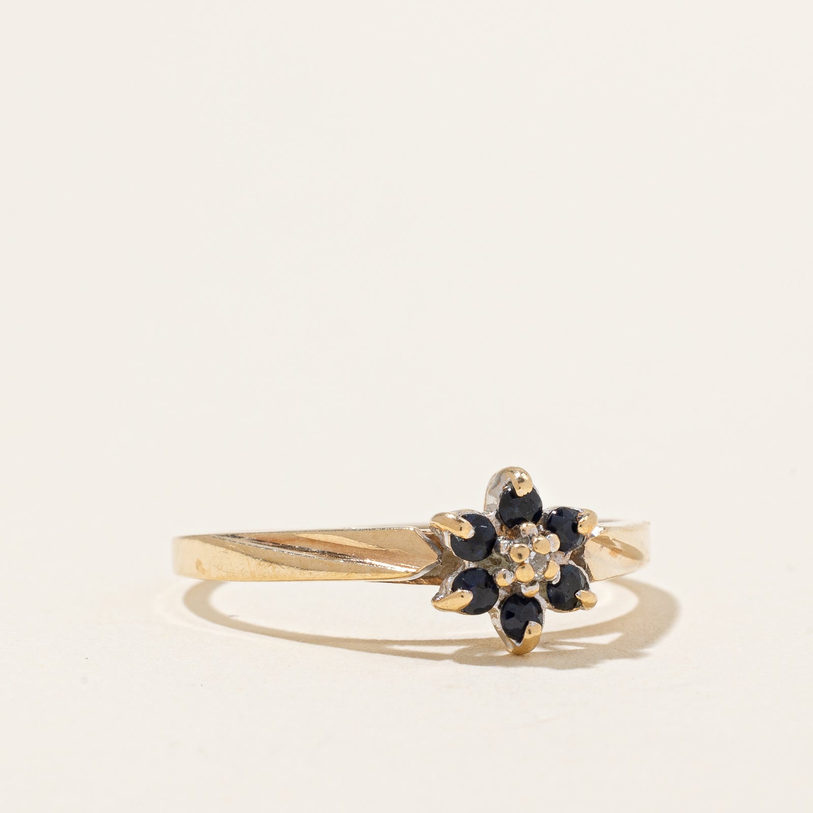 Bague fleur en saphir bleu et diamants | 0,15 ct au total, 0,01 ct | Taille 4,75 |