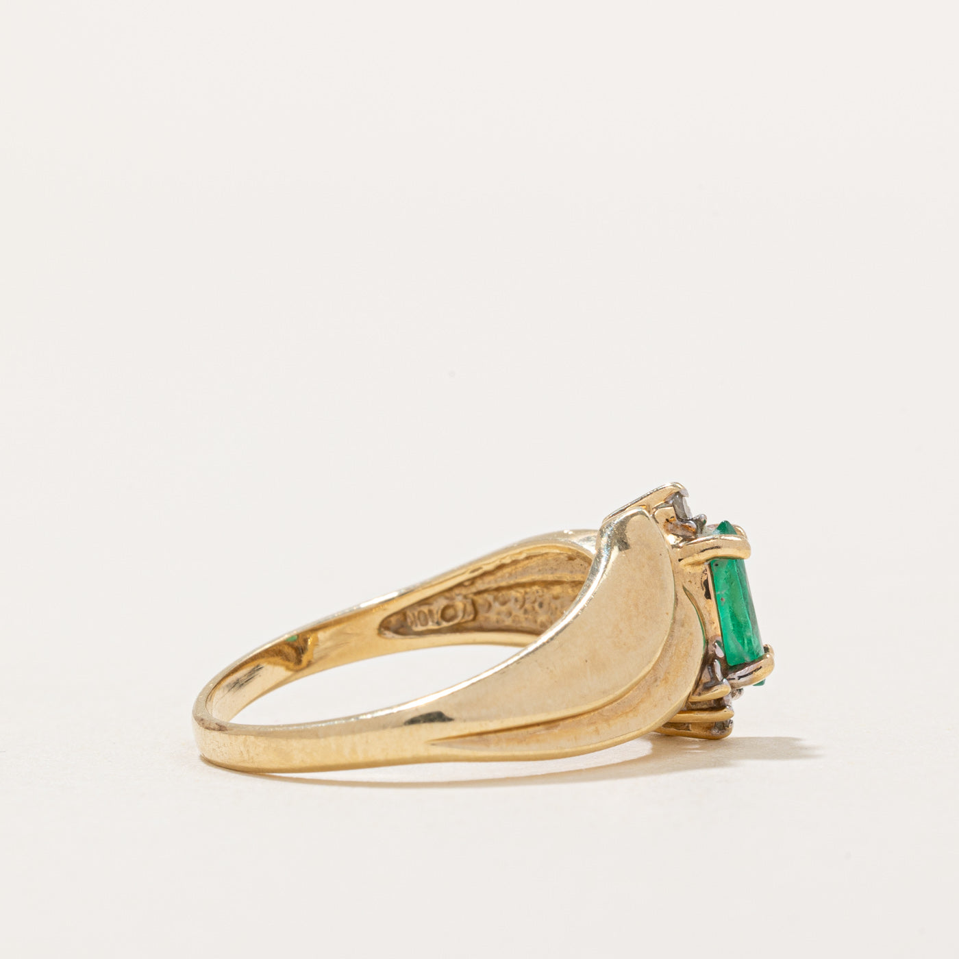 Emerald & Diamond Ring | 0.22ctw, 0.01ctw | SZ 6.75 |