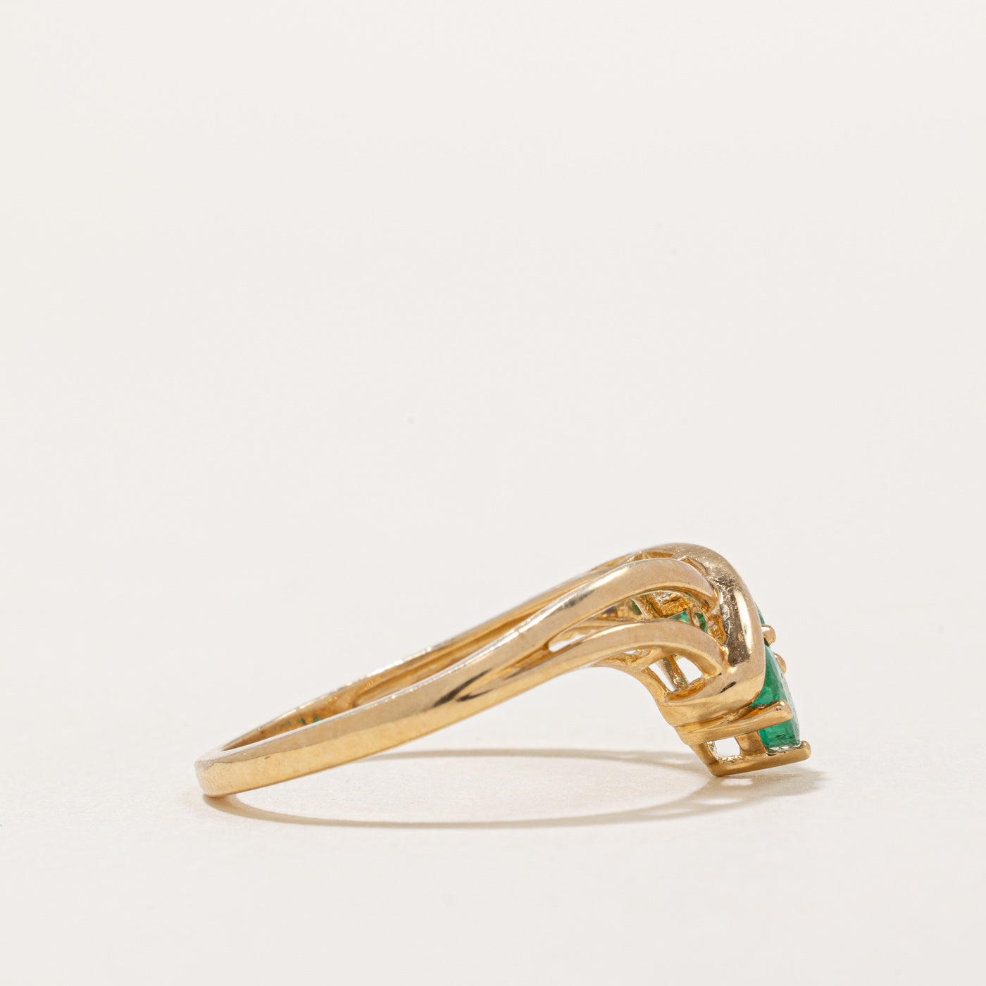 Bague chevron émeraude et diamants | 0,40 ct, 0,01 ct | Taille 7 | 