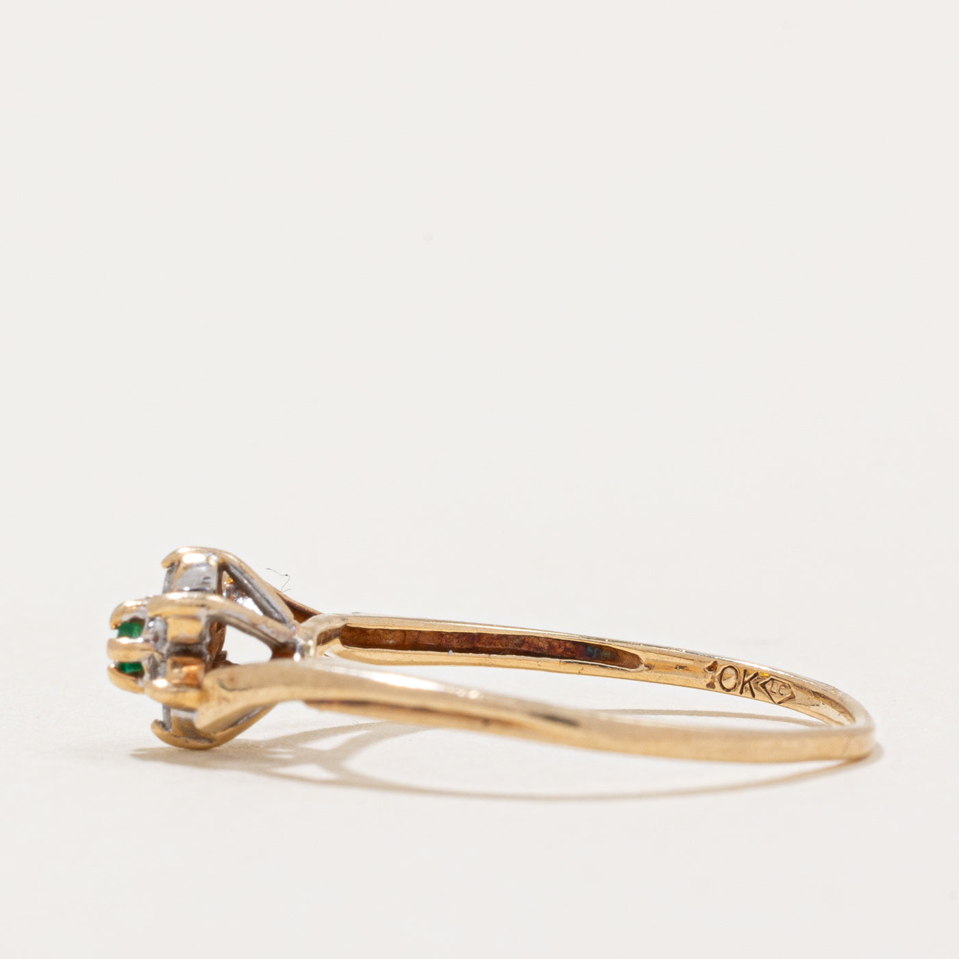Bague en diamant et émeraude | 0,03 ct au total, 0,01 ct | Taille 4,5 | 