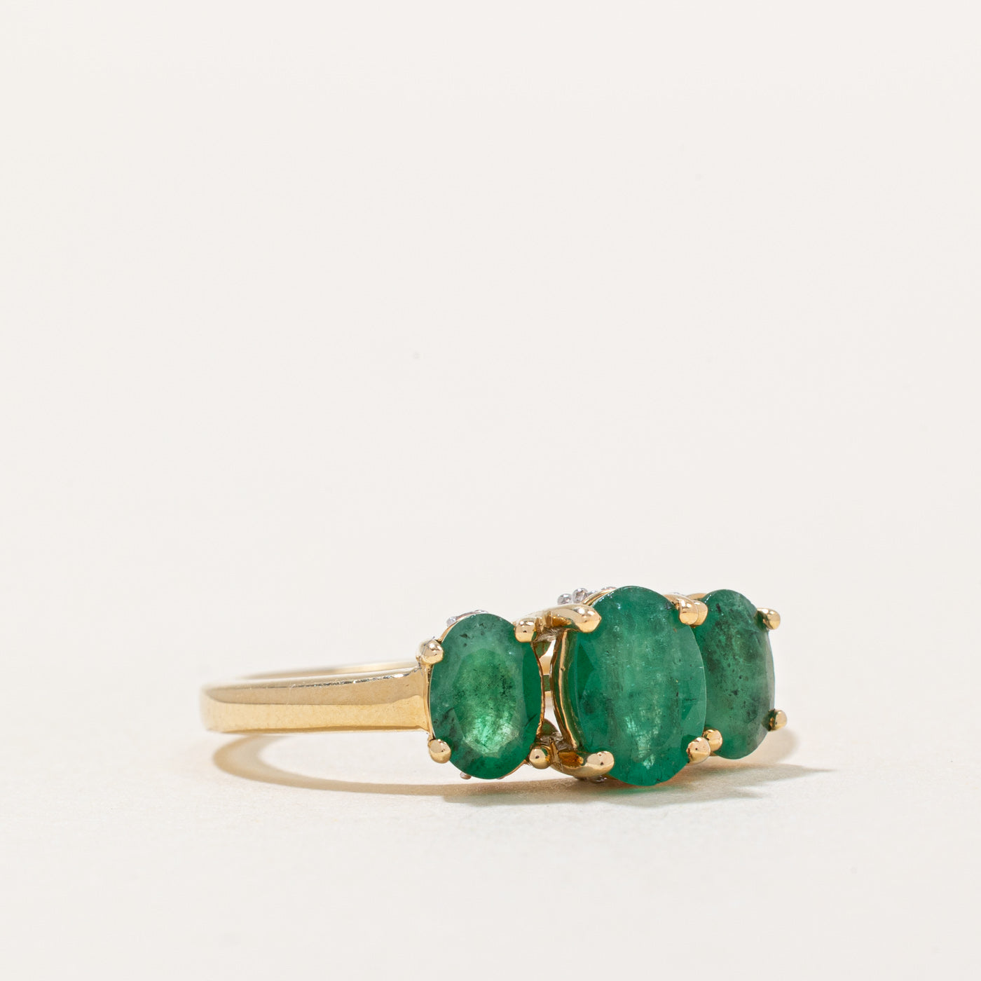 Bague trois pierres émeraude et diamants | 1,10 ct, 0,06 ct | Taille 7 | 
