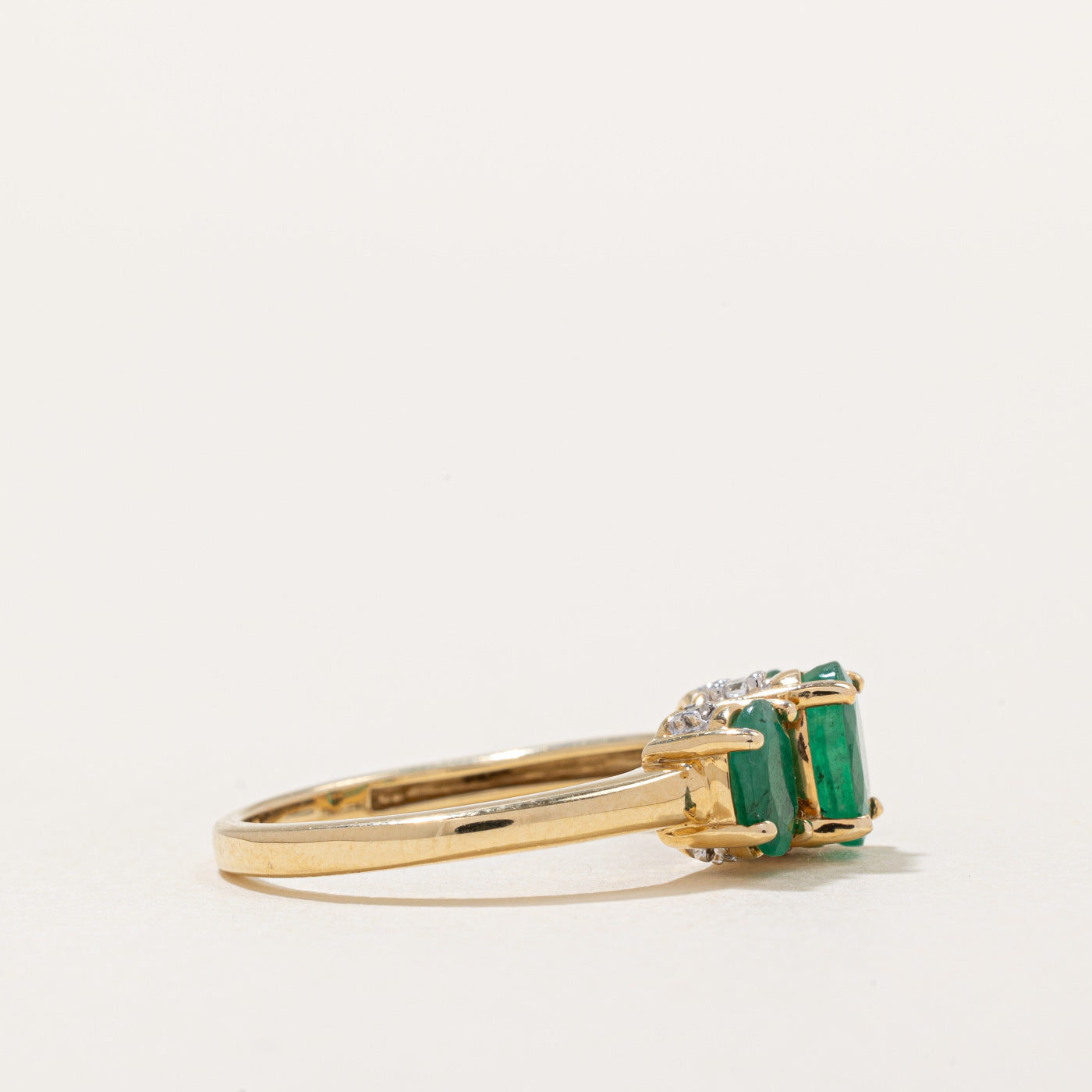 Bague trois pierres émeraude et diamants | 1,10 ct, 0,06 ct | Taille 7 | 