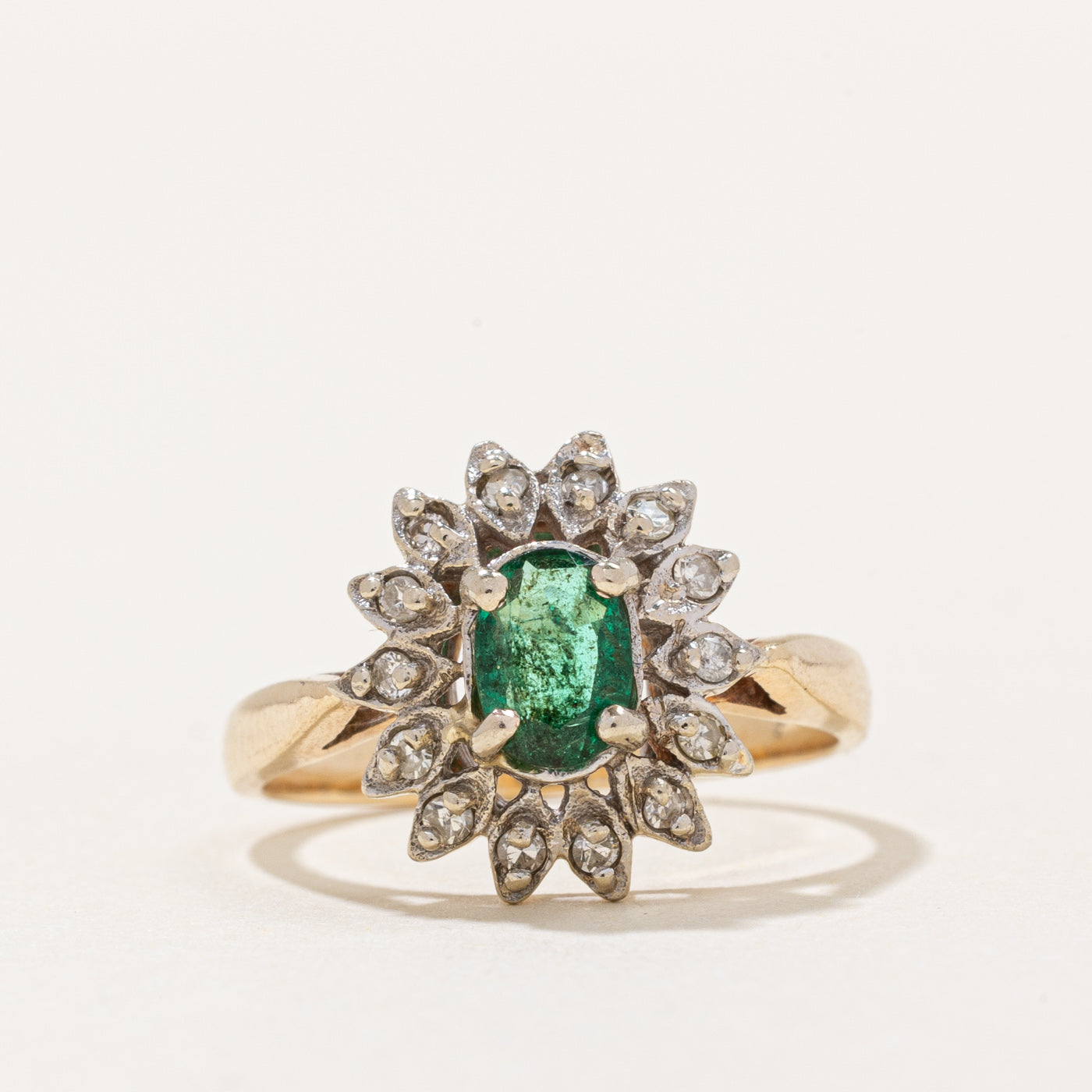 Bague halo émeraude et diamants | 0,30 ct, 0,07 ct au total | Taille 5,25 | 
