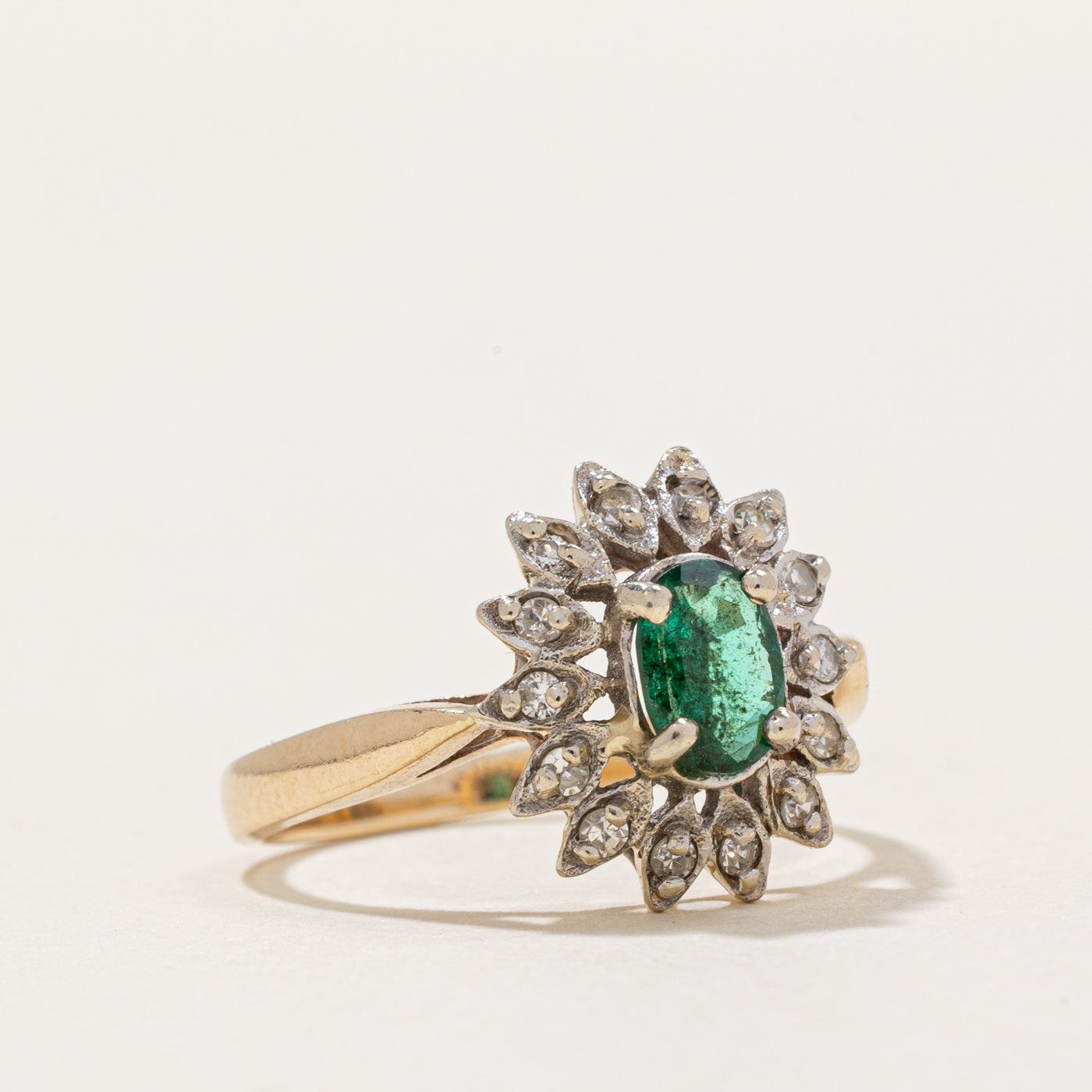 Bague halo émeraude et diamants | 0,30 ct, 0,07 ct au total | Taille 5,25 | 