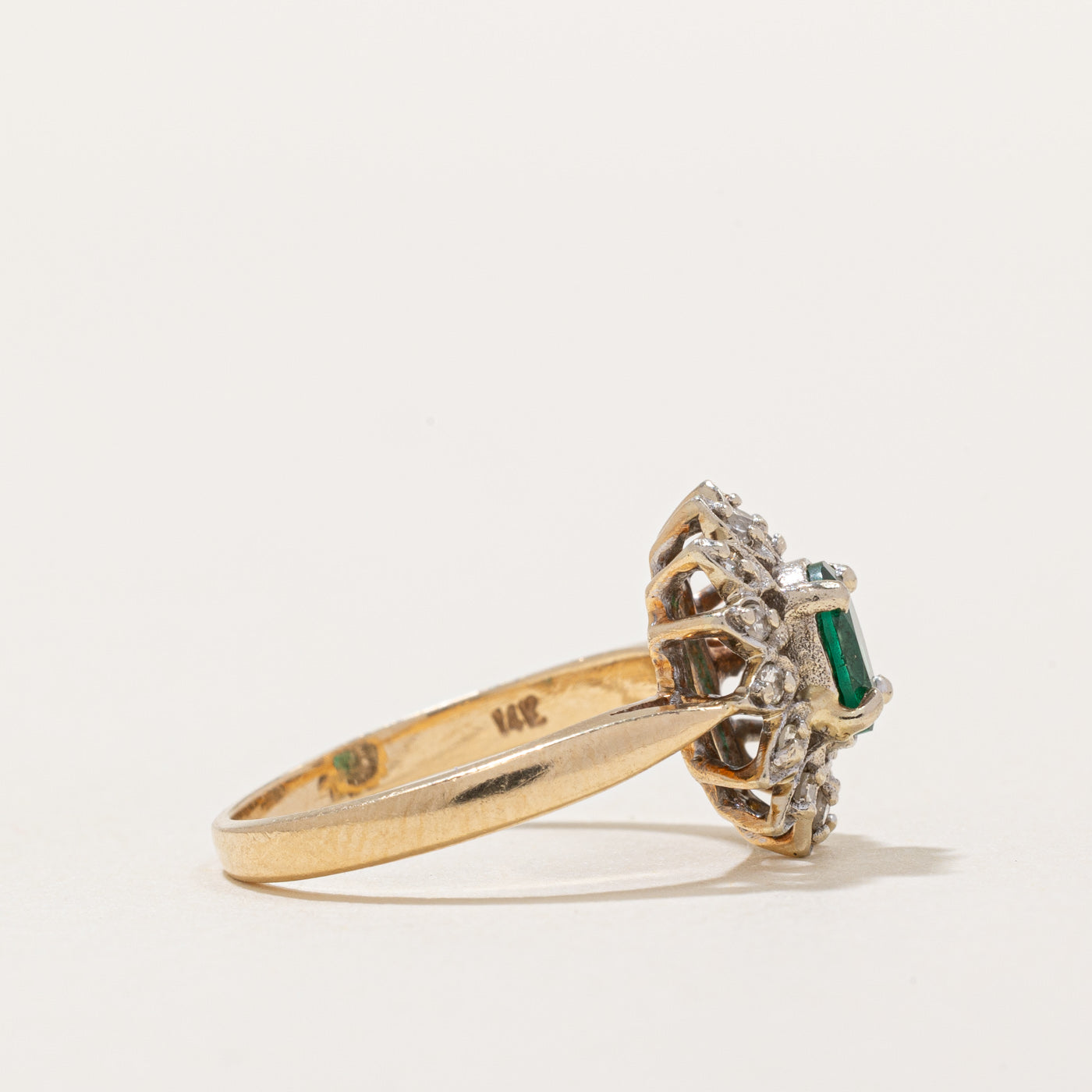 Bague halo émeraude et diamants | 0,30 ct, 0,07 ct au total | Taille 5,25 | 