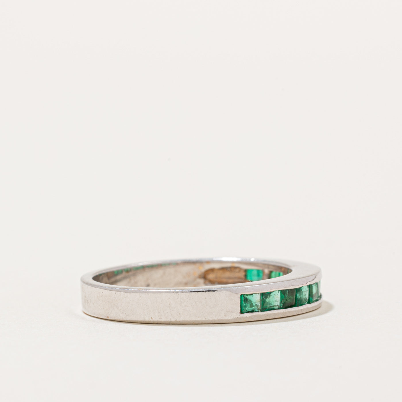 Alliance semi-éternité sertie de pierres d'émeraude | 0,30 ct | Taille 8 | 