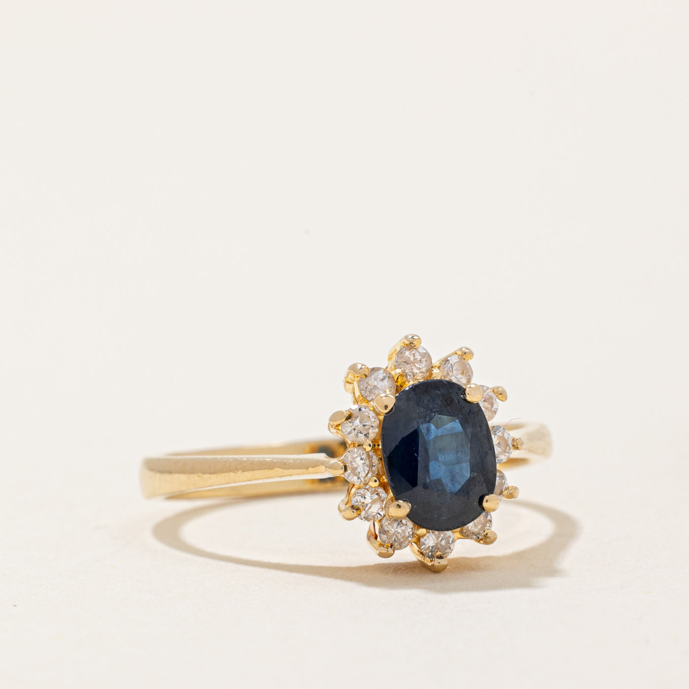 Bague halo saphir et diamants | 0,76 ct, 0,14 ct au total | Taille 5,5 | 