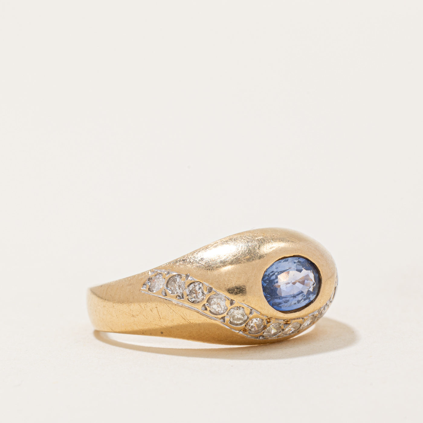 Bague cocktail en forme de dôme, saphir et diamants | 0,40 ct, 0,22 ct au total | Taille 6 | 