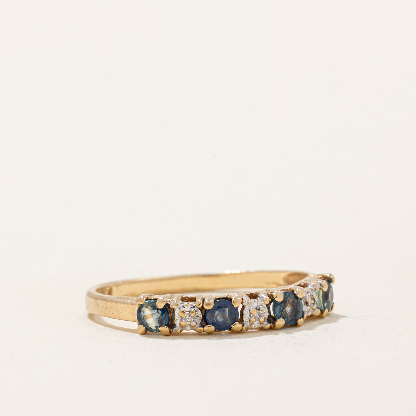 Bague en saphir naturel et synthétique et diamants | 0,20 ct, 0,01 ct | Taille 6,25 | 