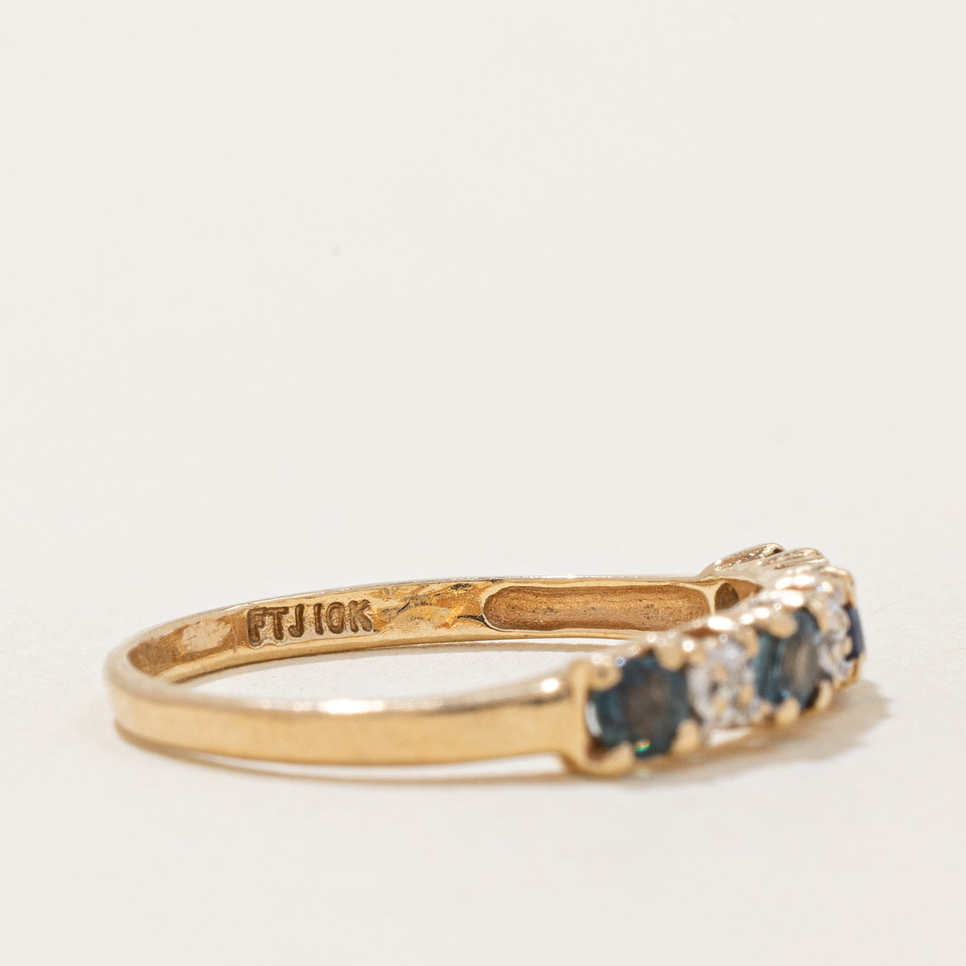 Bague en saphir naturel et synthétique et diamants | 0,20 ct, 0,01 ct | Taille 6,25 | 