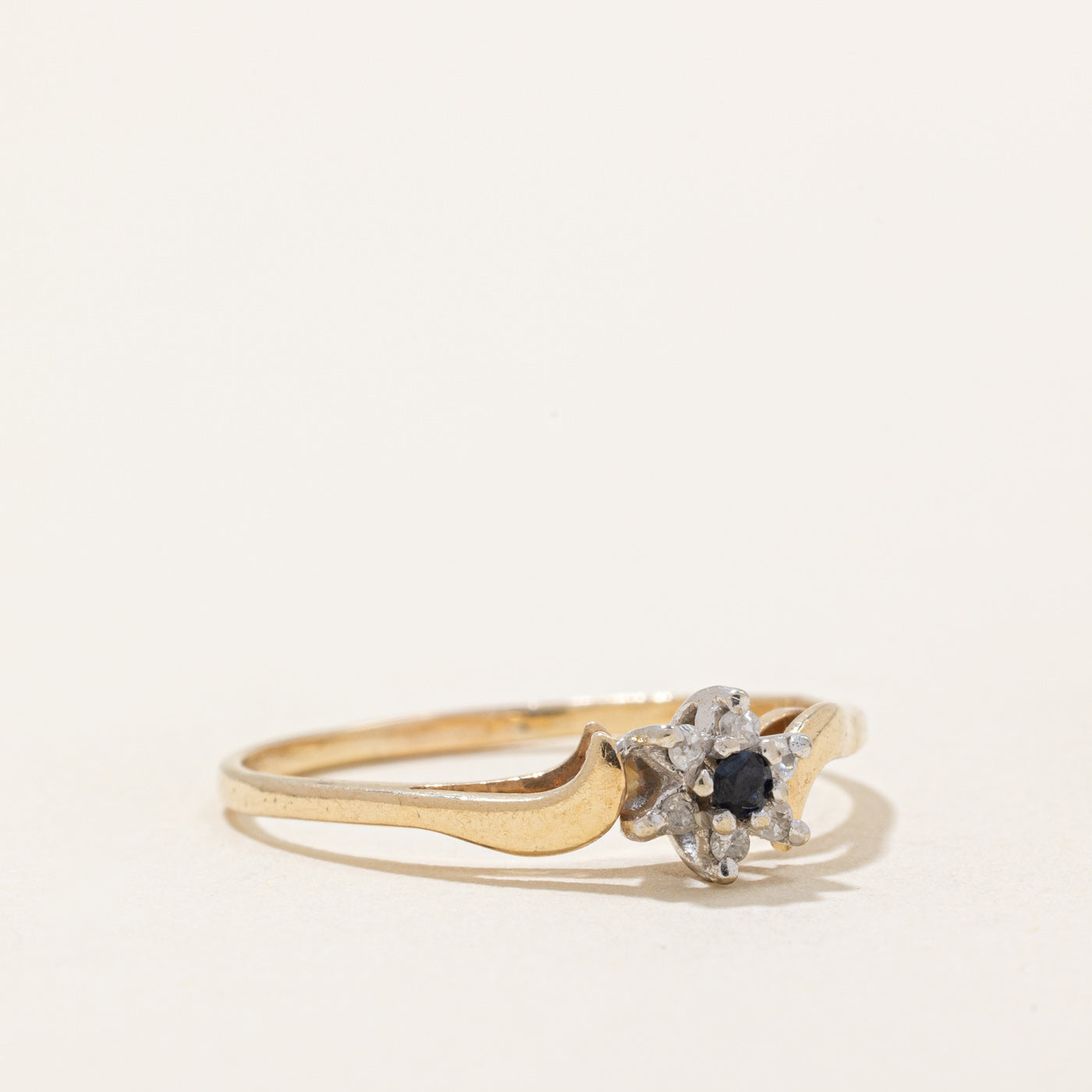 Bague saphir et diamants | 0,02 ct, 0,03 ct au total | Taille 8 | 