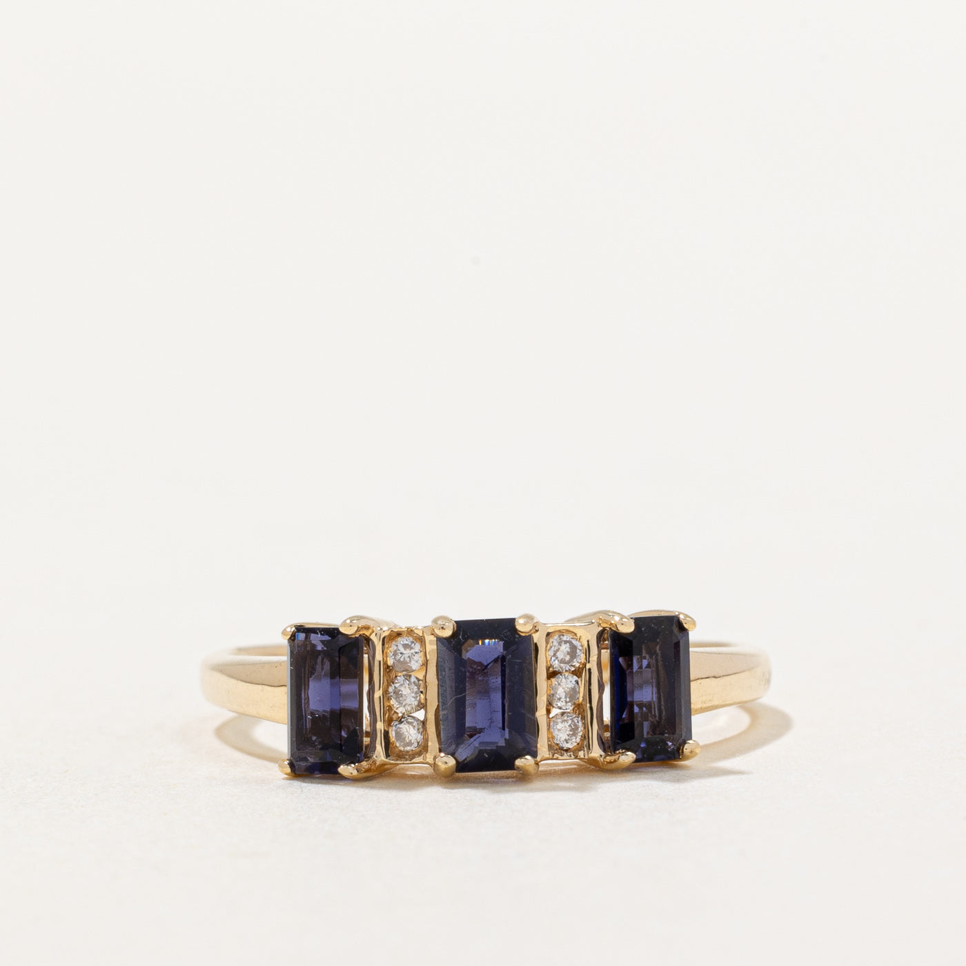 Bague trois pierres iolite et diamants | 0,75 ct, 0,06 ct | Taille 7,75 | 