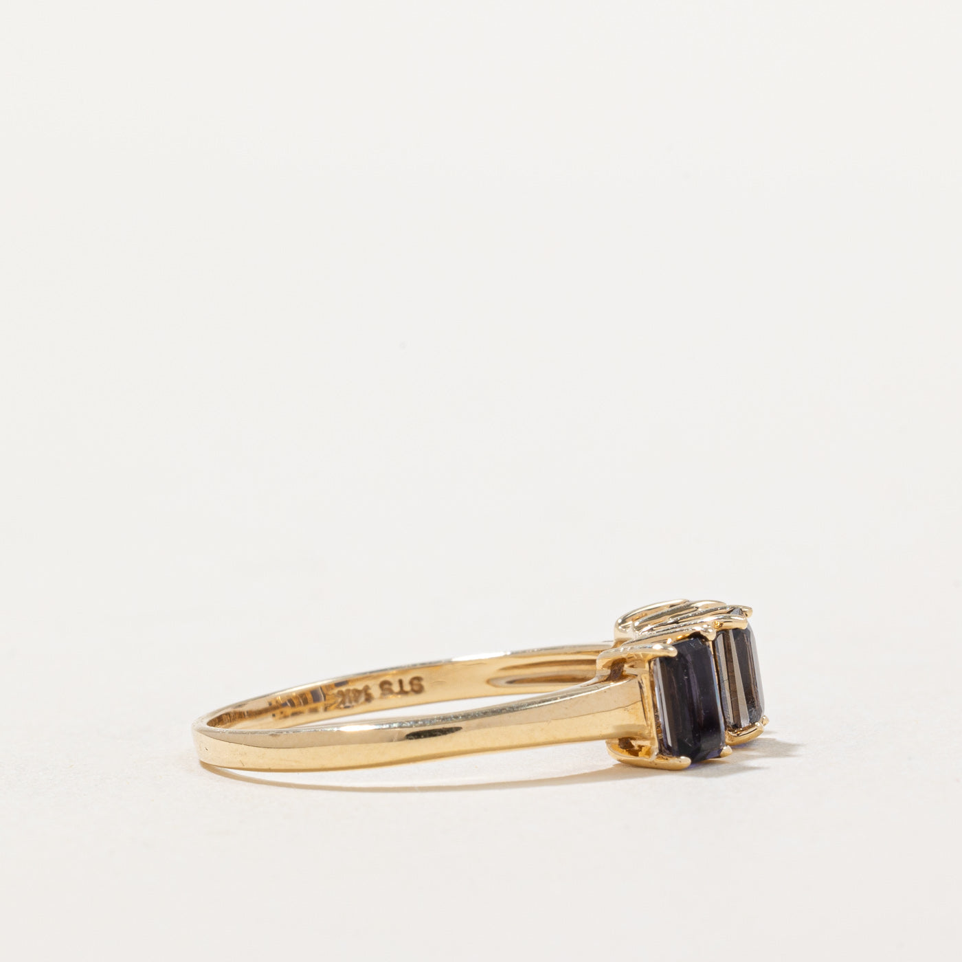 Bague trois pierres iolite et diamants | 0,75 ct, 0,06 ct | Taille 7,75 | 