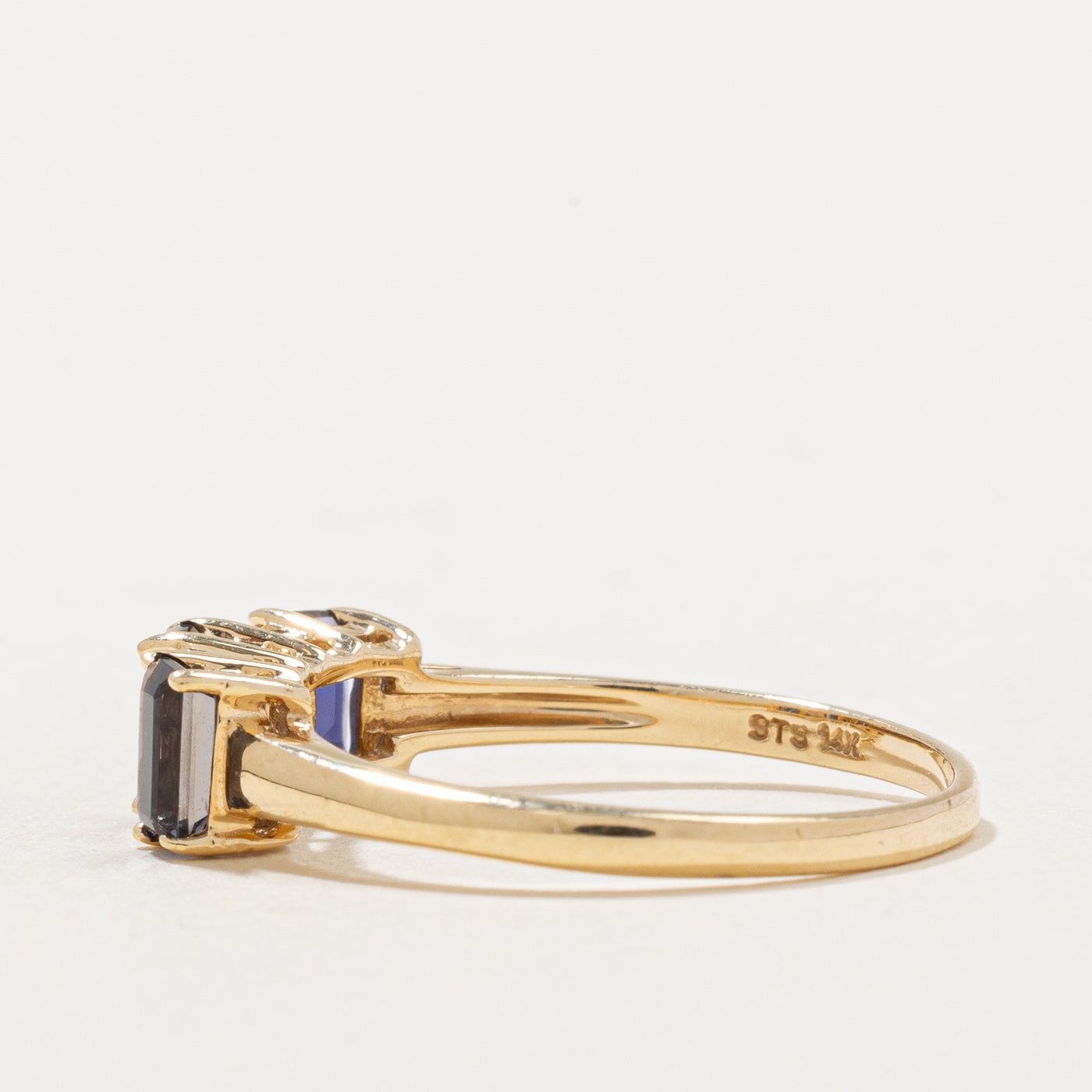Bague trois pierres iolite et diamants | 0,75 ct, 0,06 ct | Taille 7,75 | 