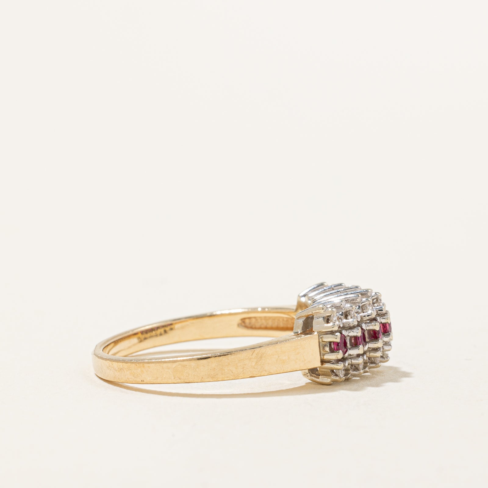 Bague en rangée de rubis et de diamants | 0,18 ct, 0,10 ct | Taille 6,5 | 