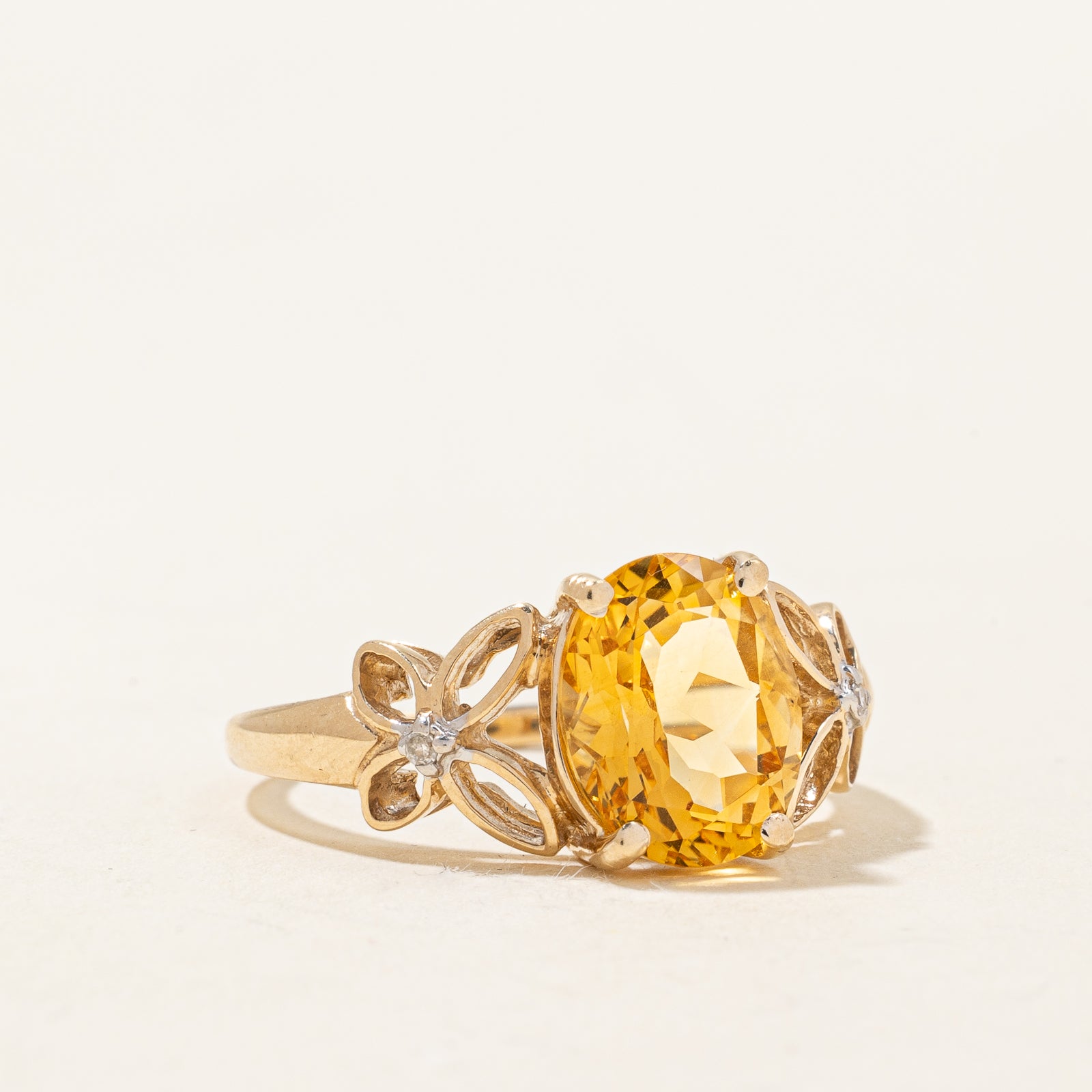 Bague papillon en citrine et diamants | 2,50 ct, 0,01 ct au total | Taille 7,75 |