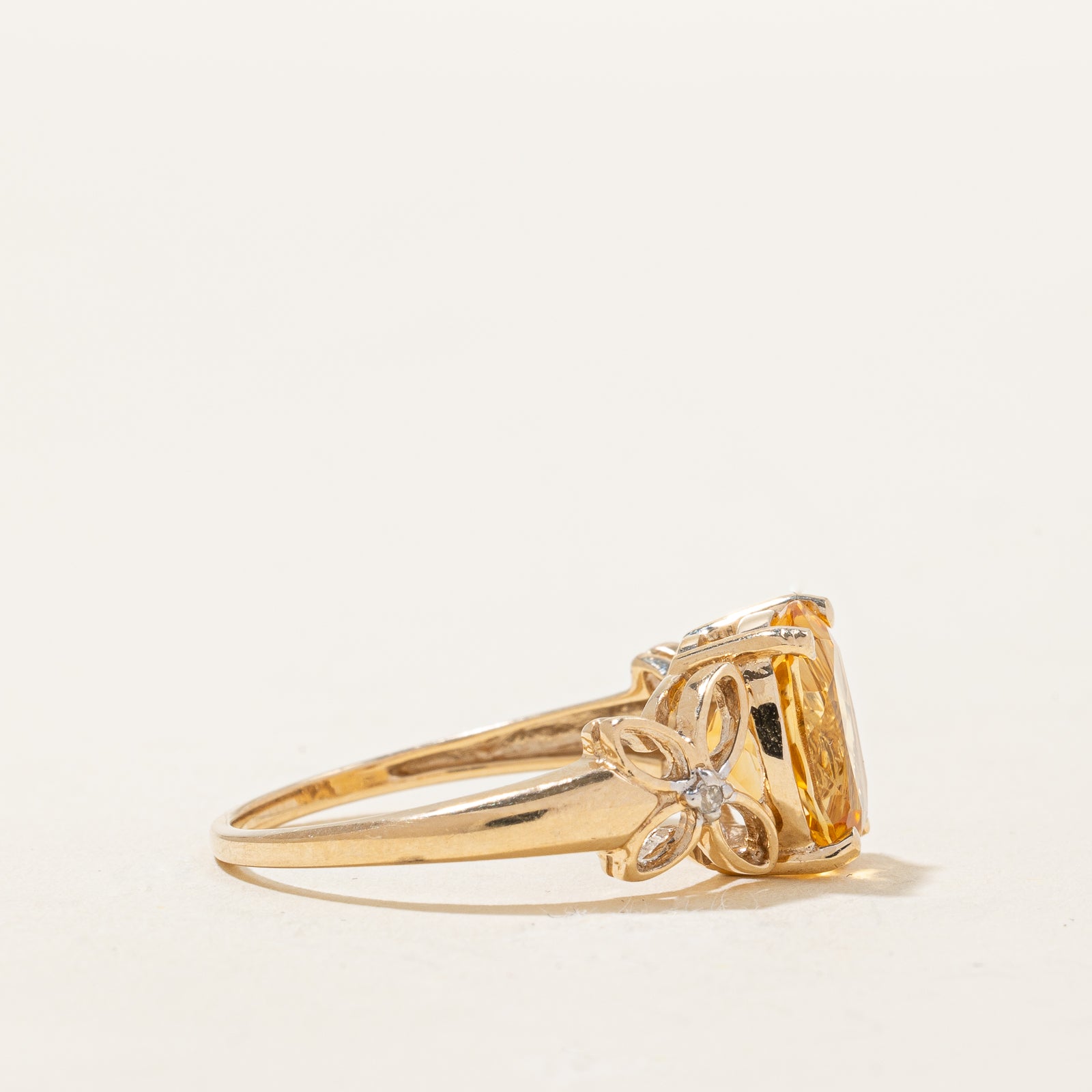 Bague papillon en citrine et diamants | 2,50 ct, 0,01 ct au total | Taille 7,75 |