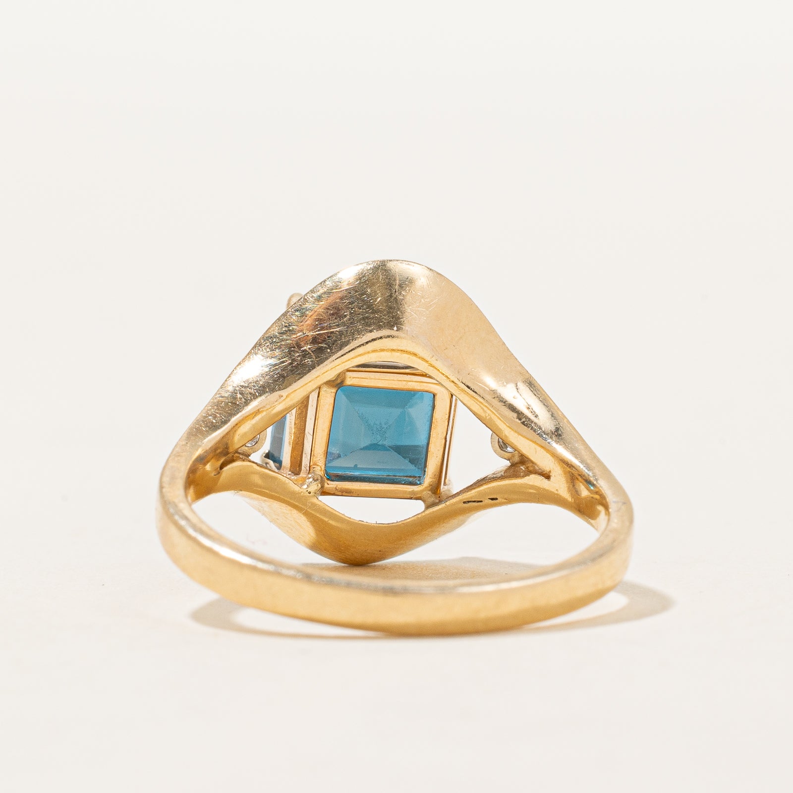Bague cocktail en topaze bleue de Londres et diamants | 4,00 ct, 0,06 ct au total | Taille 8 | 