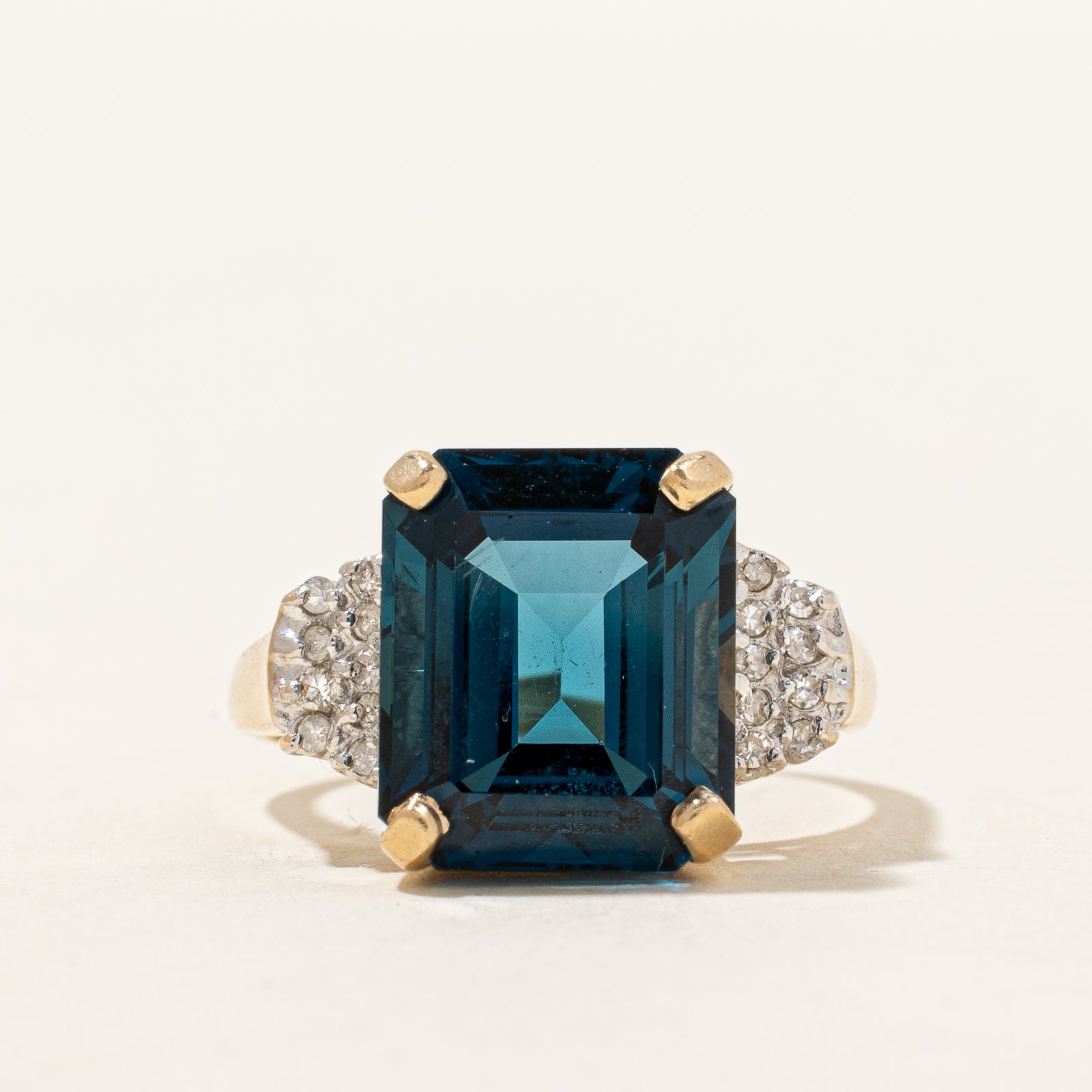 Bague cocktail en topaze bleue de Londres et diamants | 8,50 ct, 0,09 ct au total | Taille 7 |