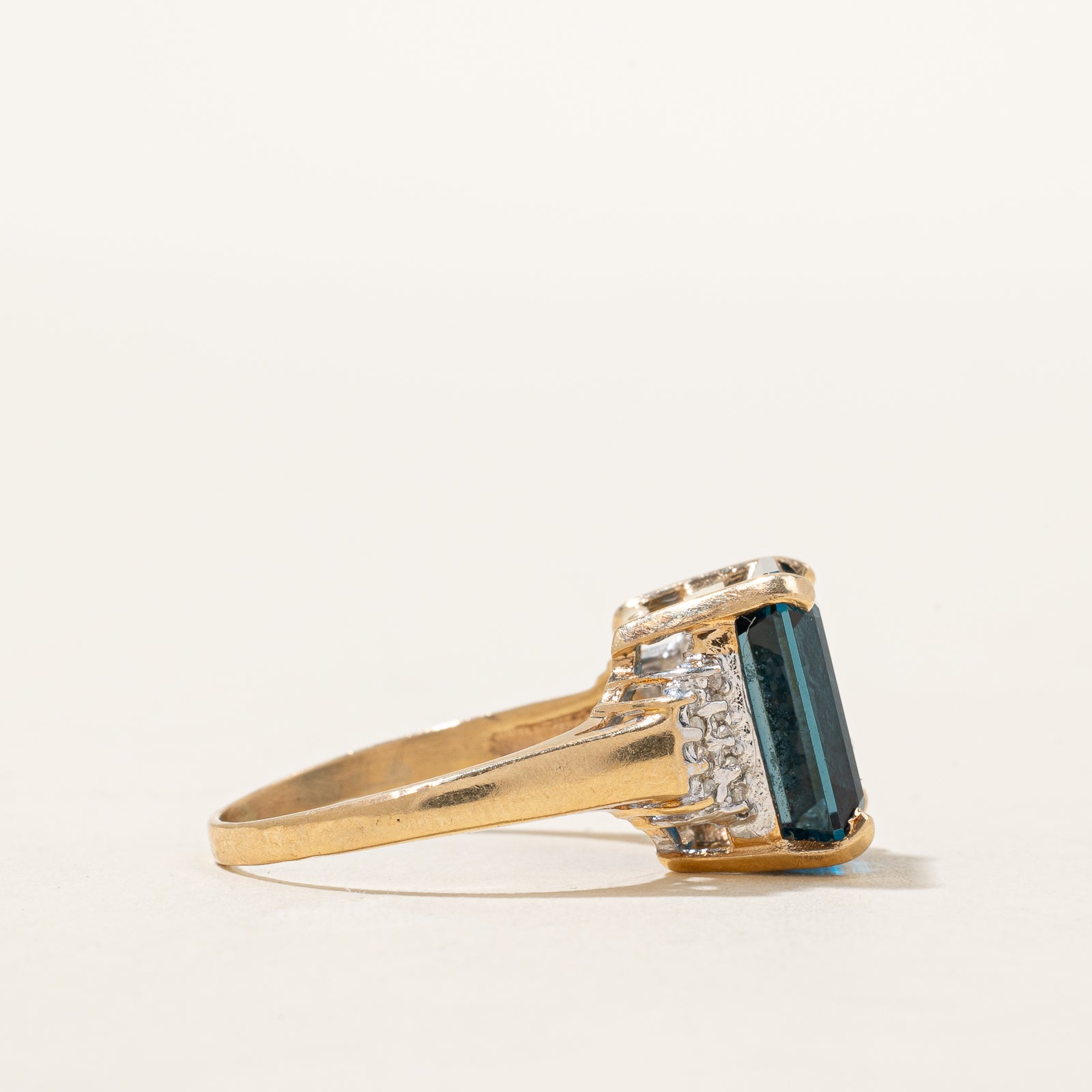 Bague cocktail en topaze bleue de Londres et diamants | 8,50 ct, 0,09 ct au total | Taille 7 |