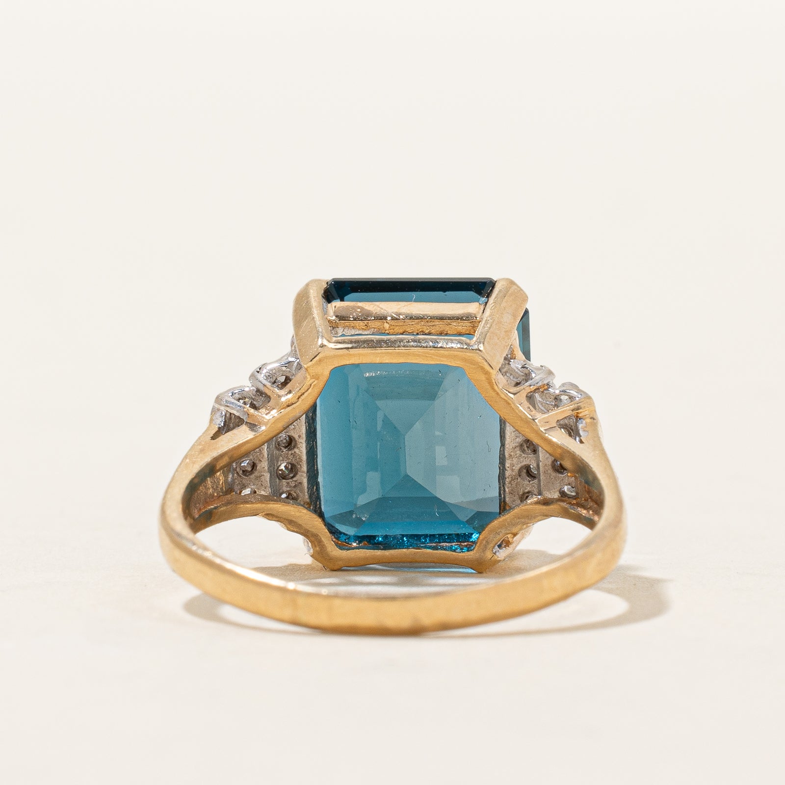 Bague cocktail en topaze bleue de Londres et diamants | 8,50 ct, 0,09 ct au total | Taille 7 |