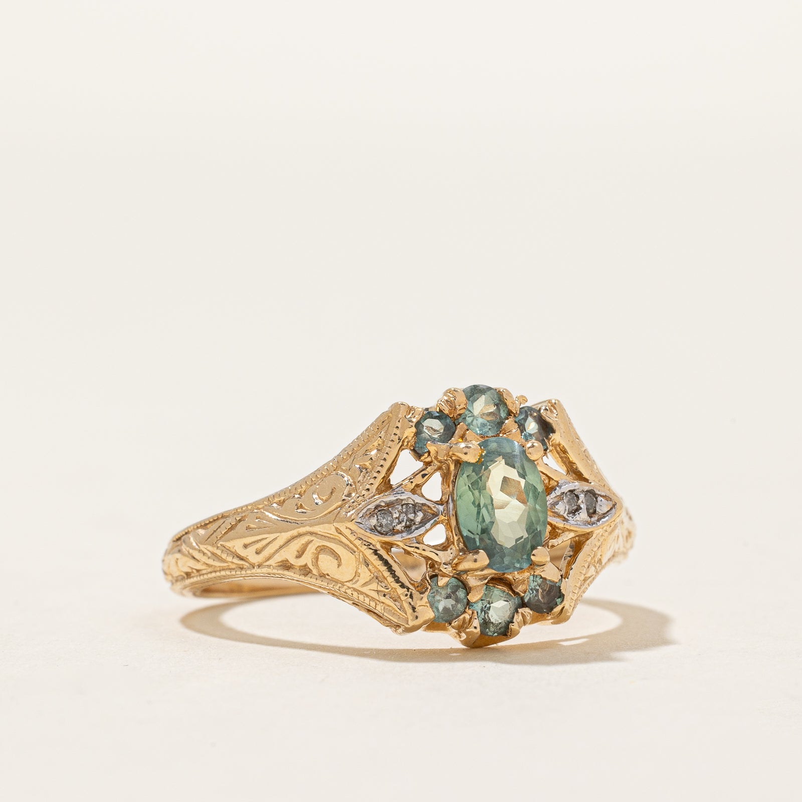 Bague en chrysobéryl vert et diamants | 0,80 ct, 0,02 ct | Taille 7,75 |