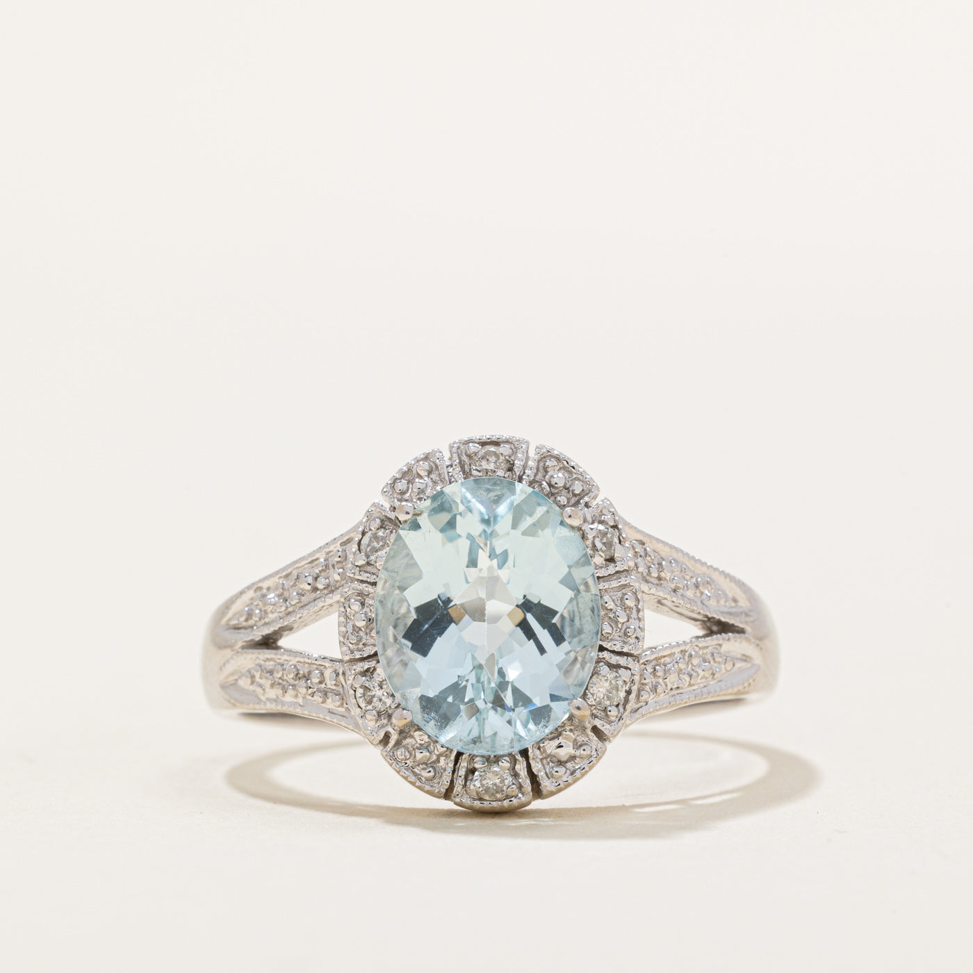 Bague à anneau fendu sertie d'un halo d'aigue-marine et de diamants | 2,40 ct, 0,06 ct au total | Taille 9,25 | 