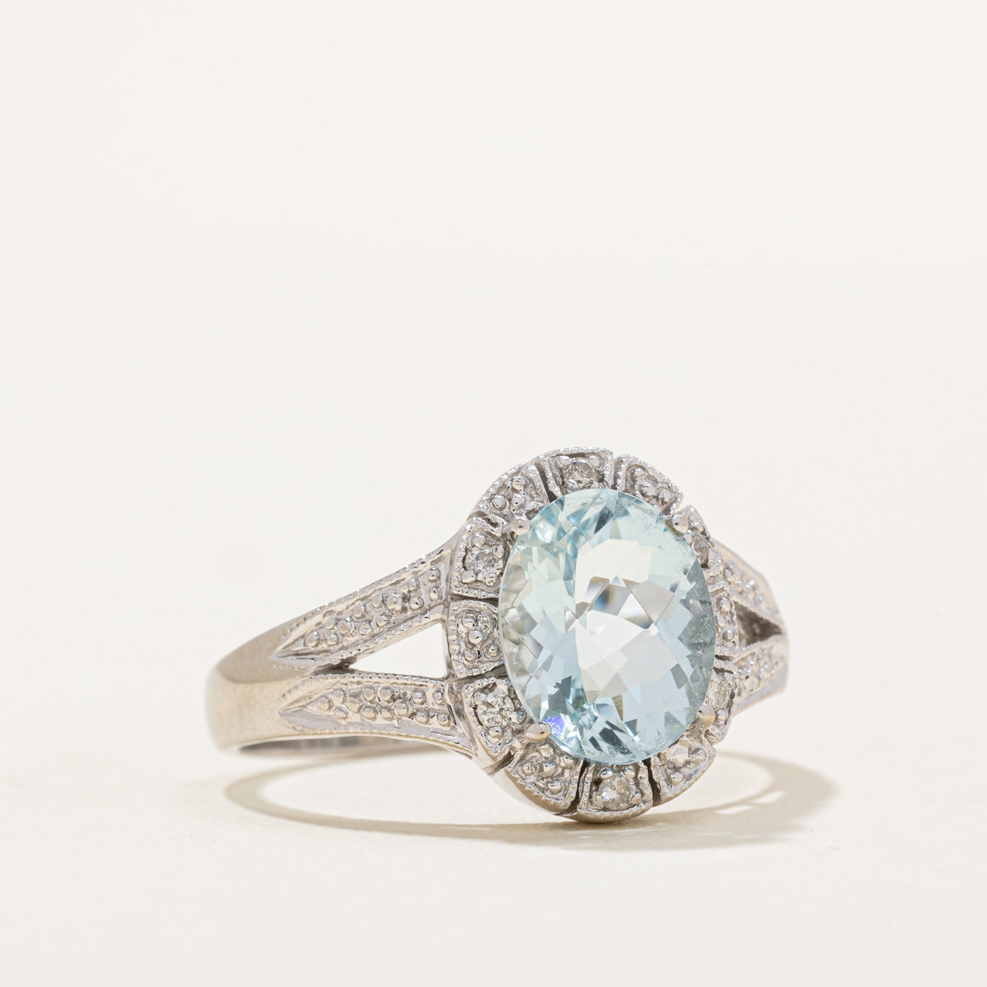 Bague à anneau fendu sertie d'un halo d'aigue-marine et de diamants | 2,40 ct, 0,06 ct au total | Taille 9,25 | 