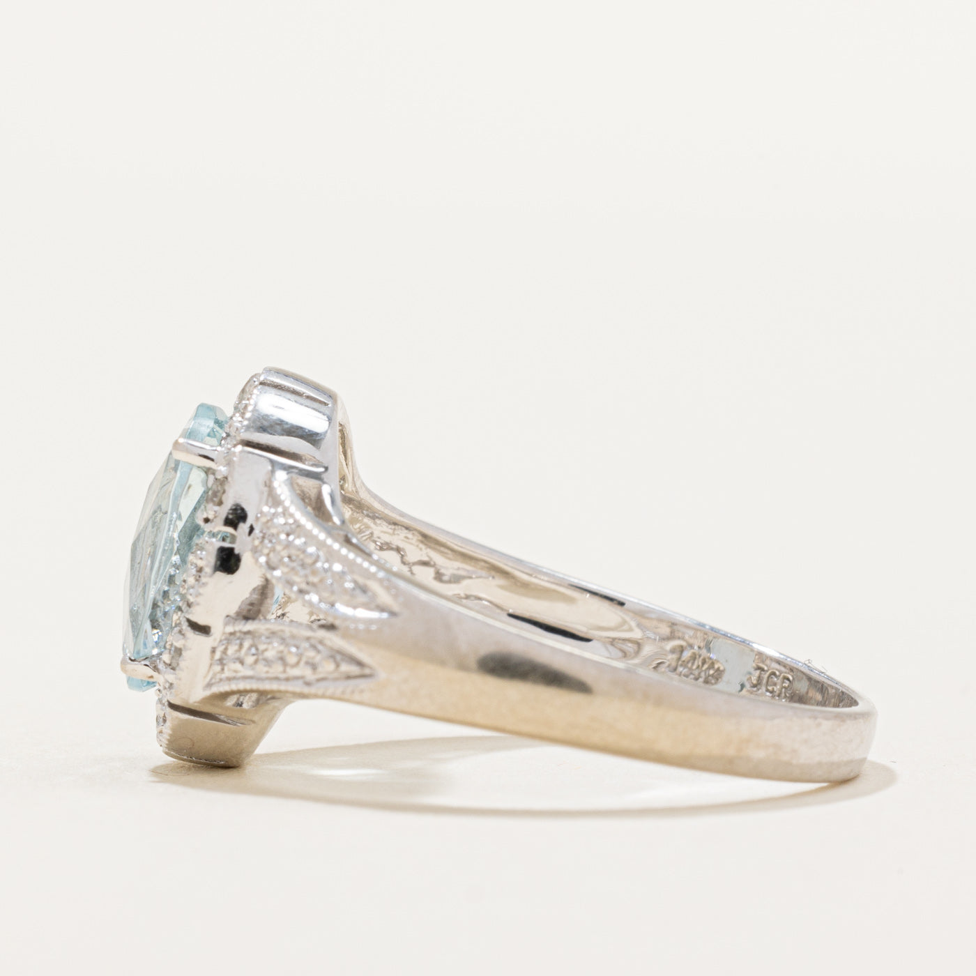 Bague à anneau fendu sertie d'un halo d'aigue-marine et de diamants | 2,40 ct, 0,06 ct au total | Taille 9,25 | 