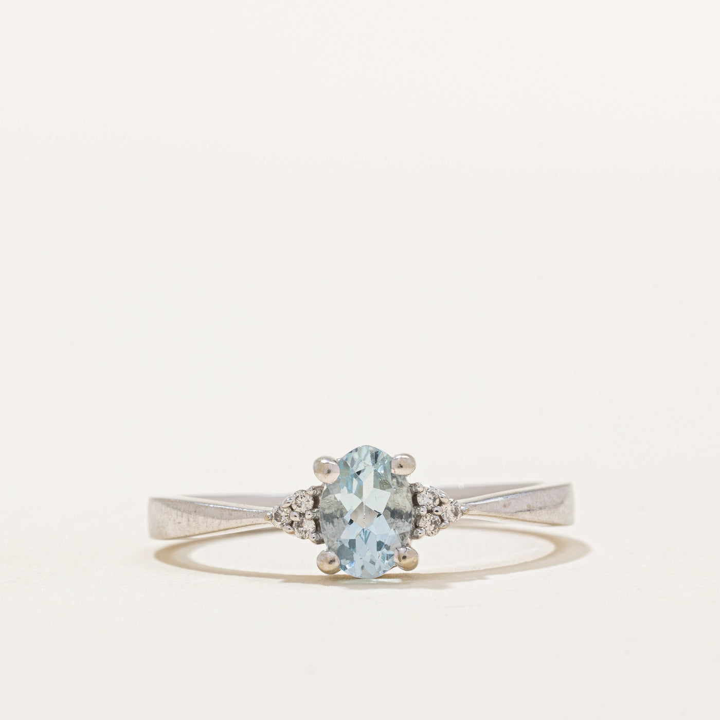 Bague conique inversée en aigue-marine et diamants | 0,34 ct, 0,03 ct au total | Taille 6,5 |