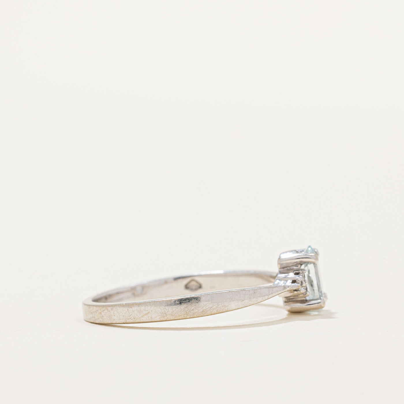 Bague conique inversée en aigue-marine et diamants | 0,34 ct, 0,03 ct au total | Taille 6,5 |