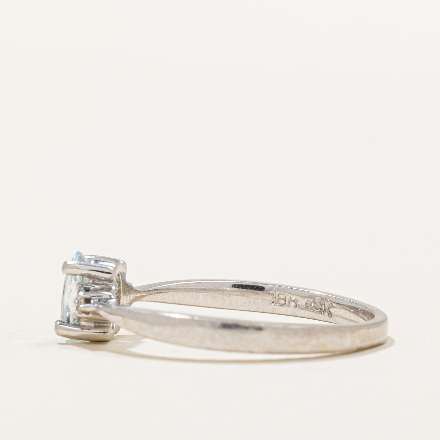 Bague conique inversée en aigue-marine et diamants | 0,34 ct, 0,03 ct au total | Taille 6,5 |