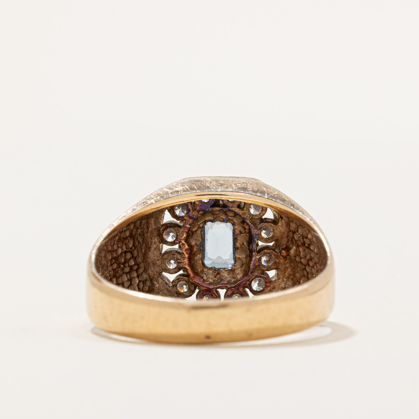Bague chevalière sertie clos de spinelle synthétique et de diamants | 0,37 ct, 0,60 ct au total | Taille 13 | 