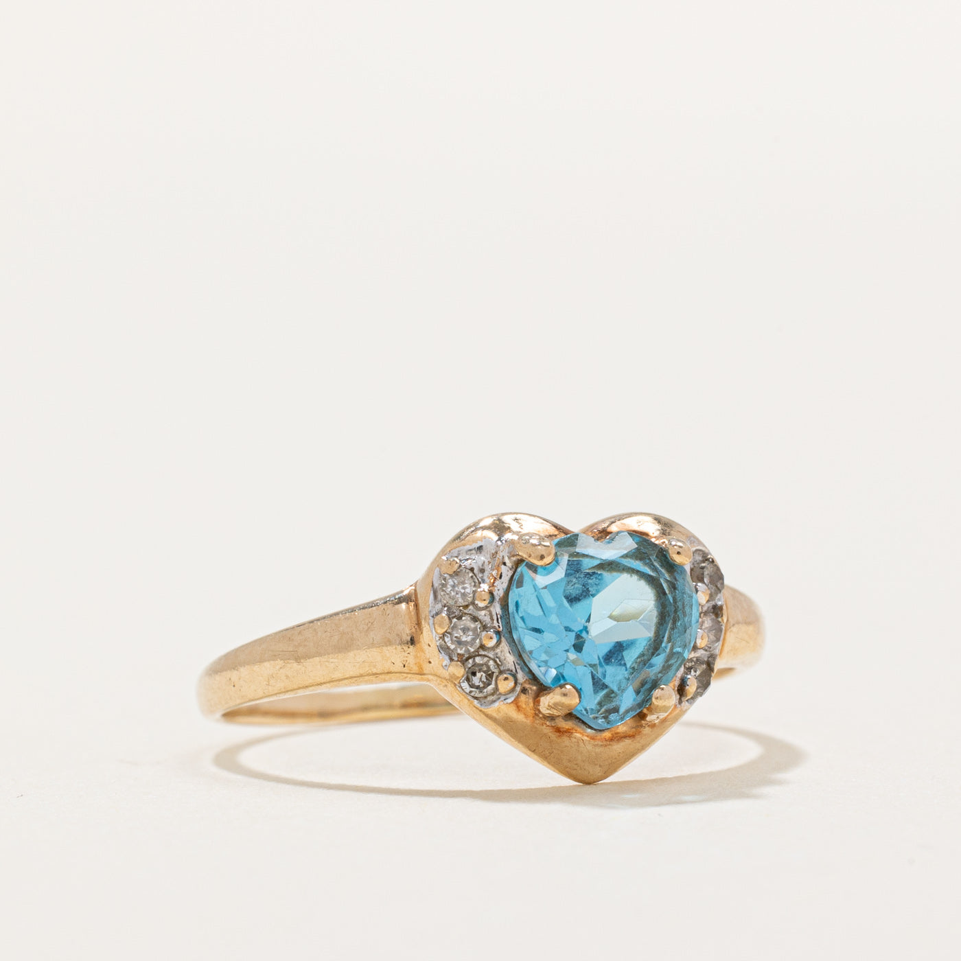 Bague en topaze bleue taille cœur et diamants | 0,88 ct, 0,04 ct au total | Taille 5 | 