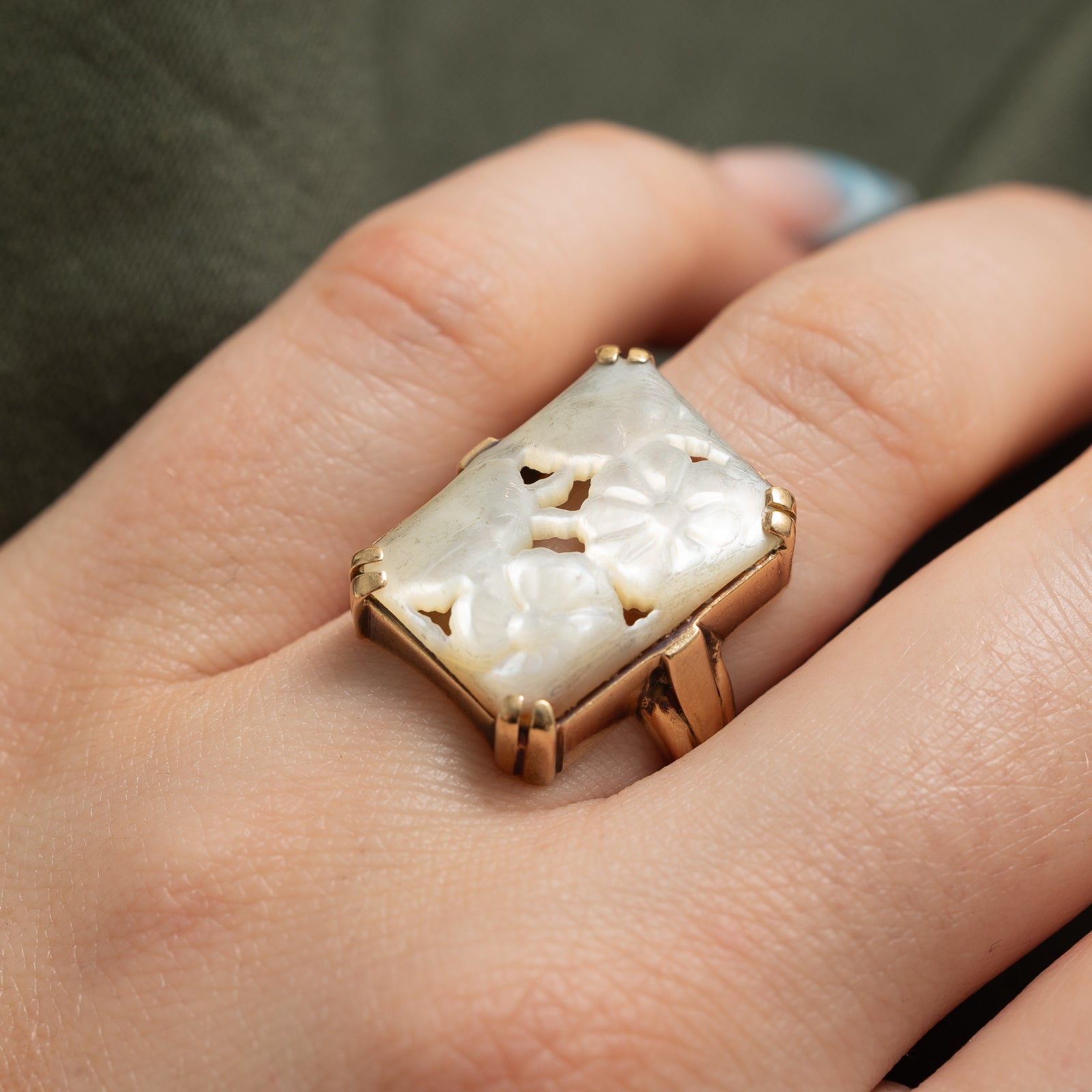 Bague cocktail en nacre sculptée de motifs floraux | 7,50 ct | Taille 6,75