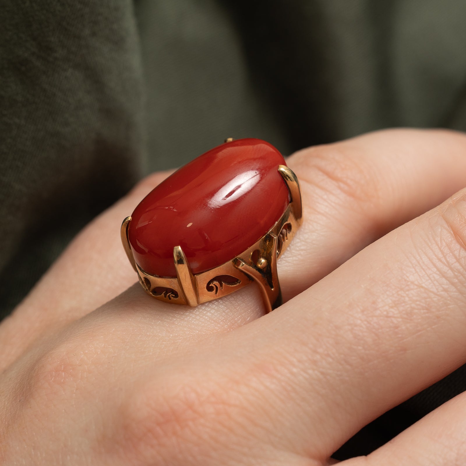 Bague cocktail en corail rouge cabochon ovale | 25,00 ct | Taille 5