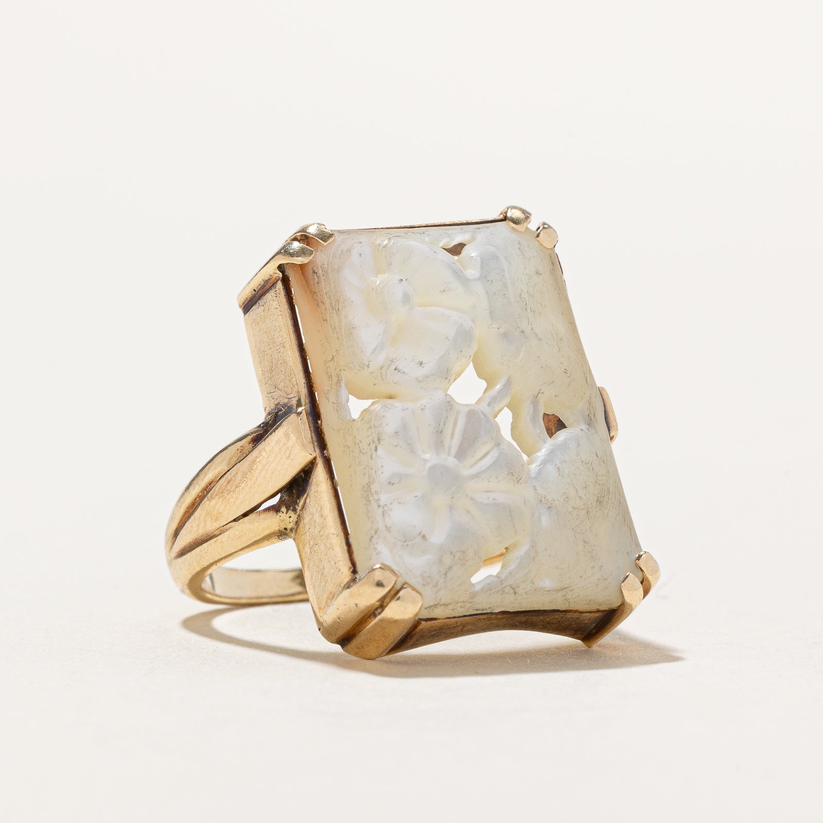 Bague cocktail en nacre sculptée de motifs floraux | 7,50 ct | Taille 6,75