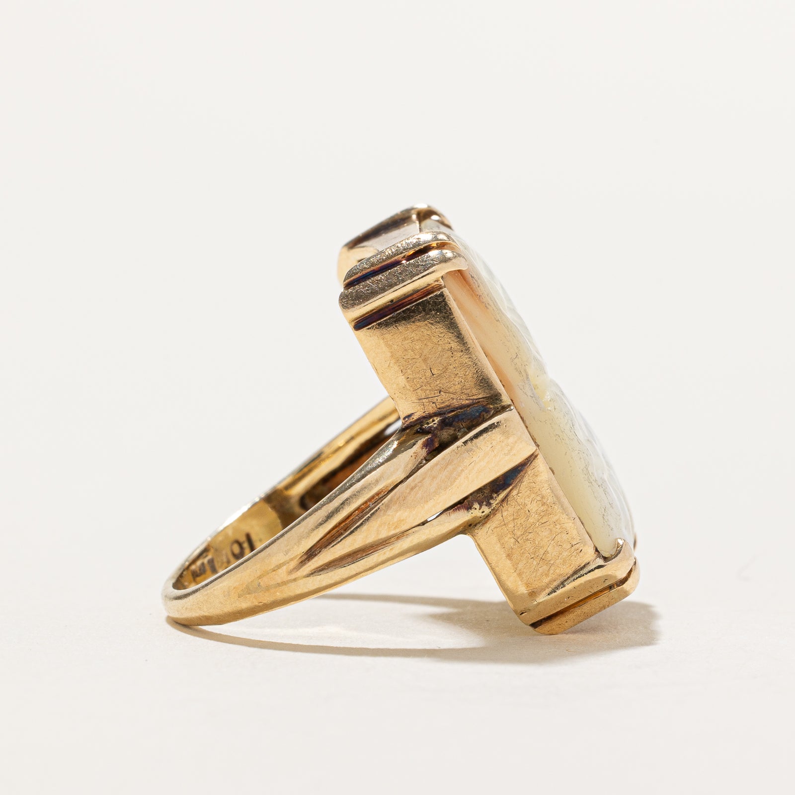 Bague cocktail en nacre sculptée de motifs floraux | 7,50 ct | Taille 6,75